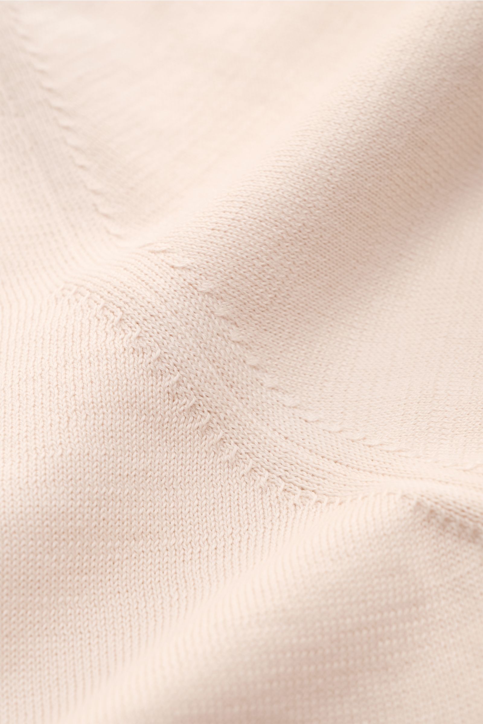 Nahaufnahme des feinen Baumwoll-Stricks in sandfarben, zeigt das weiche, glatte Material des BRAUN Hamburg Kurzarm-Strickpolo sand.