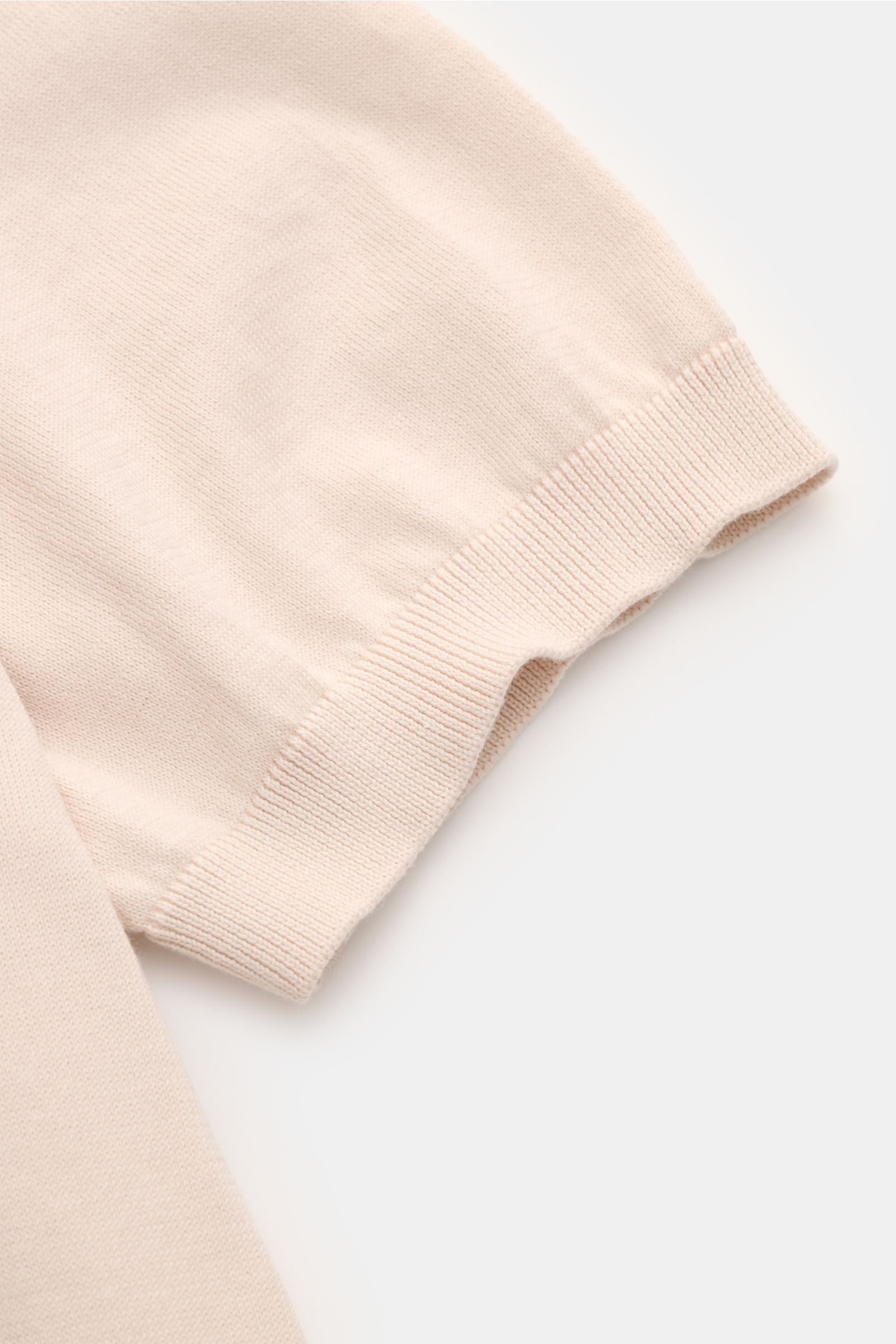 BRAUN Hamburg Kurzarm-Strickpolo sand, Nahaufnahme der Ärmelbündchen, feiner Baumwoll-Feinstrick, weicher Griff, Slim Fit, glatte Drei-Knopf-Leiste.
