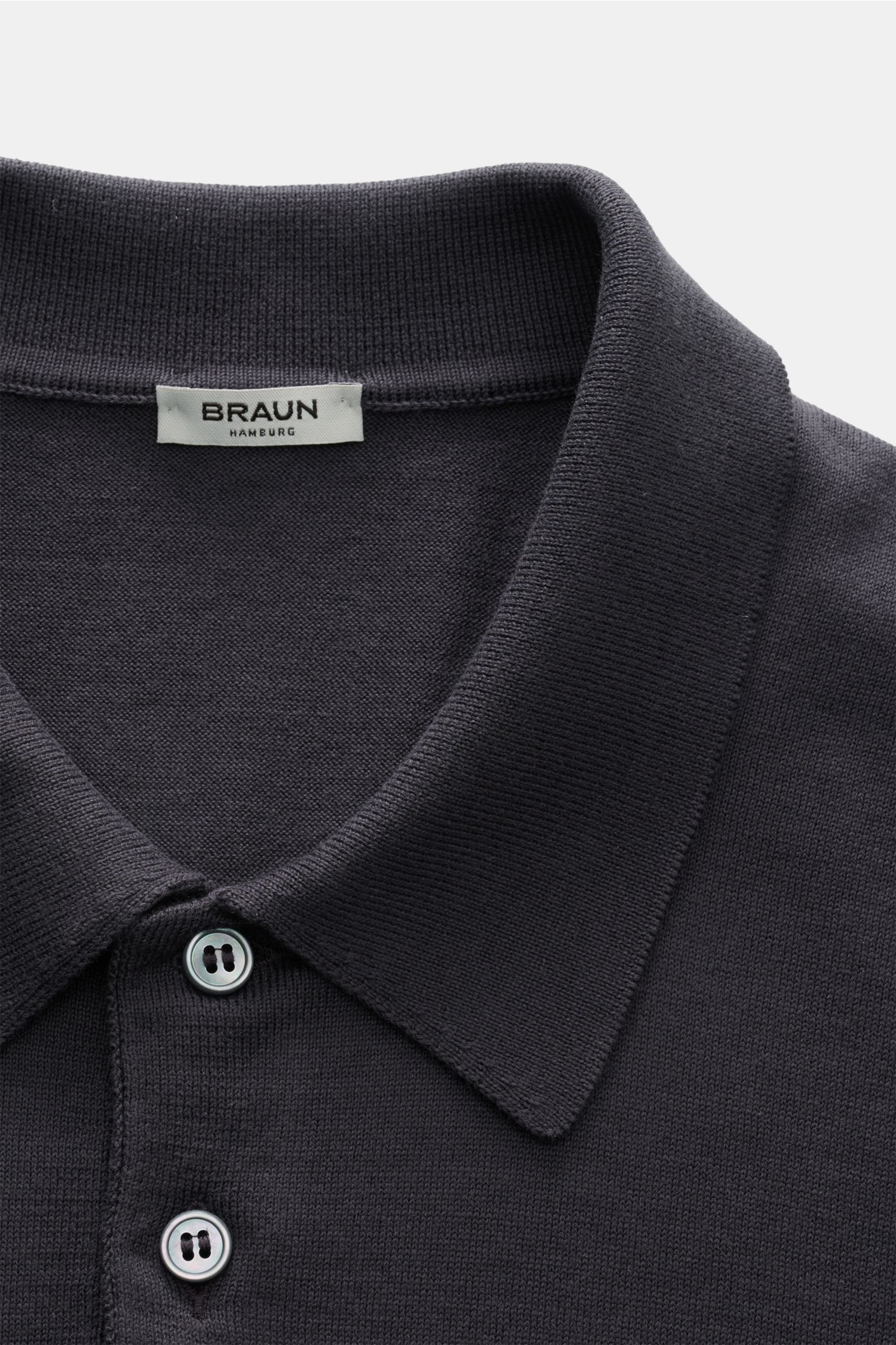 Nahaufnahme des BRAUN Hamburg Kurzarm-Strickpolo anthrazit von oben, feiner Baumwoll-Feinstrick, Slim Fit, Polokragen, Drei-Knopf-Leiste, weicher Griff.