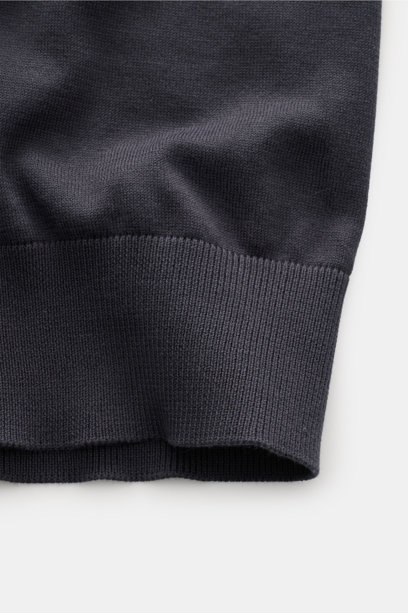 Nahaufnahme des gerippten Saums vom BRAUN Hamburg Kurzarm-Strickpolo anthrazit, feiner Baumwoll-Strick, weicher Griff.