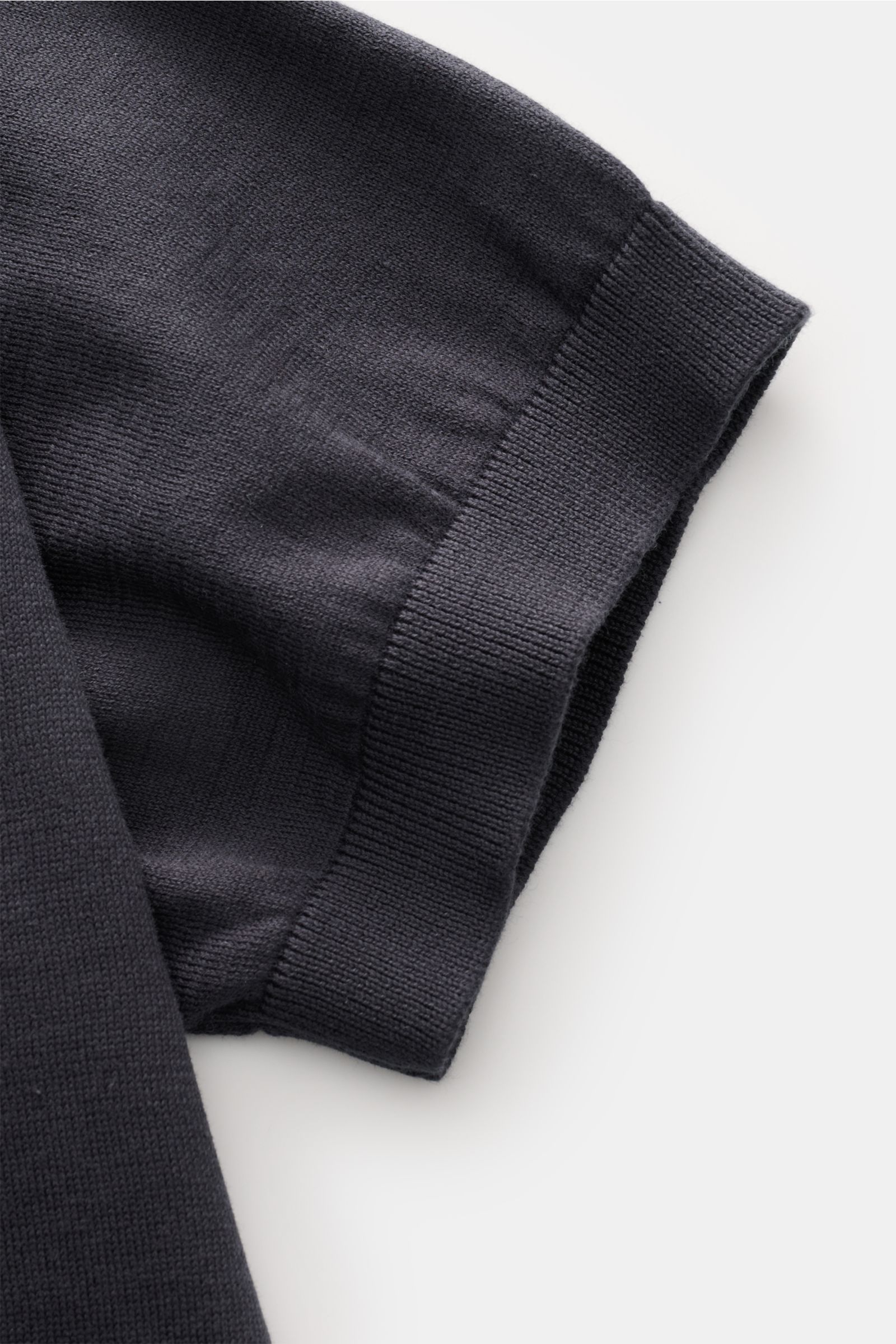Nahaufnahme des Ärmels von BRAUN Hamburg Kurzarm-Strickpolo anthrazit aus feinem Baumwoll-Feinstrick mit weichem Griff und Rippbündchen.