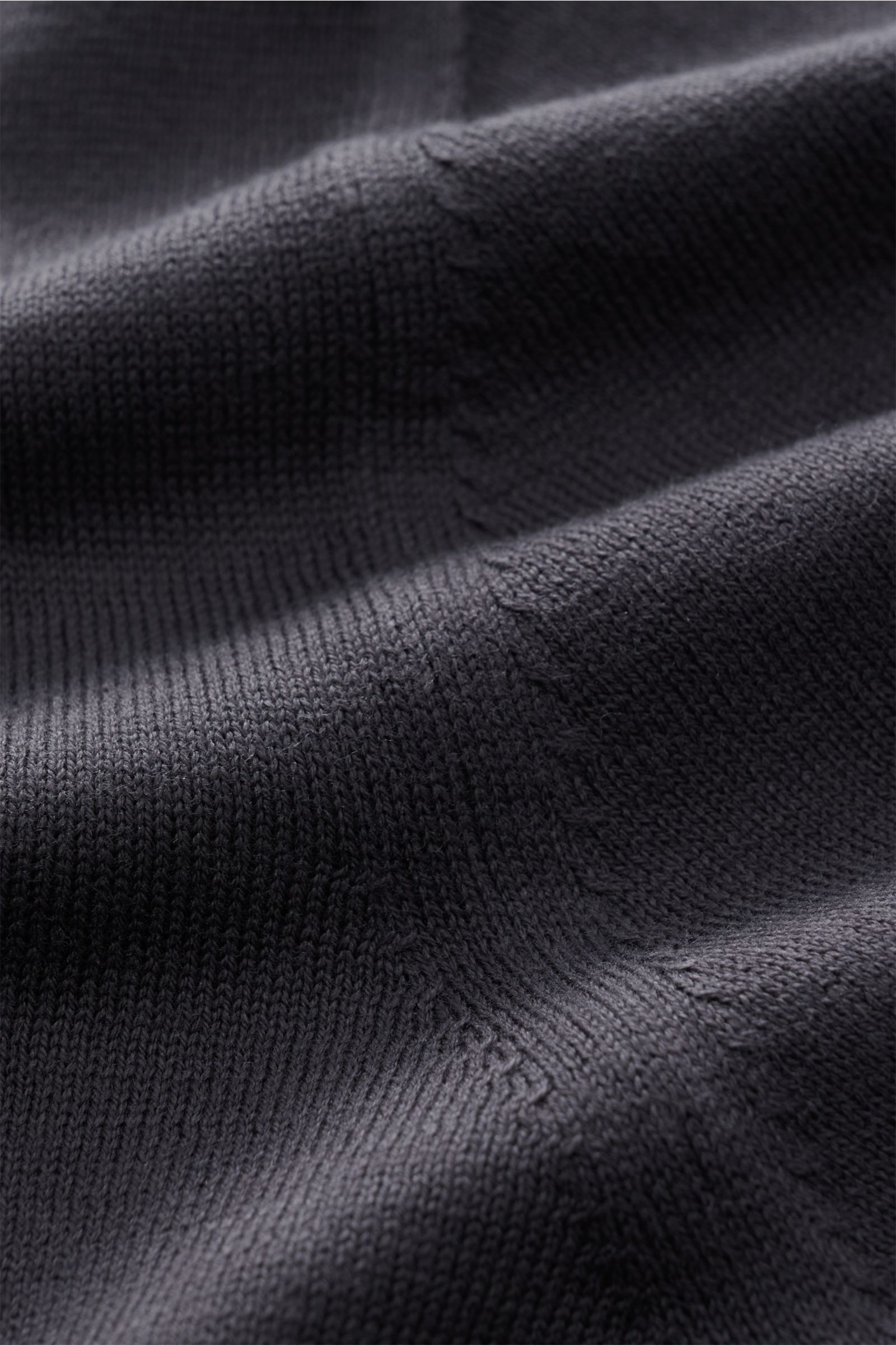 Nahaufnahme des feinen Strickbilds und der weichen Baumwollstruktur des BRAUN Hamburg Kurzarm-Strickpolo anthrazit aus feinstem Baumwoll-Strick.