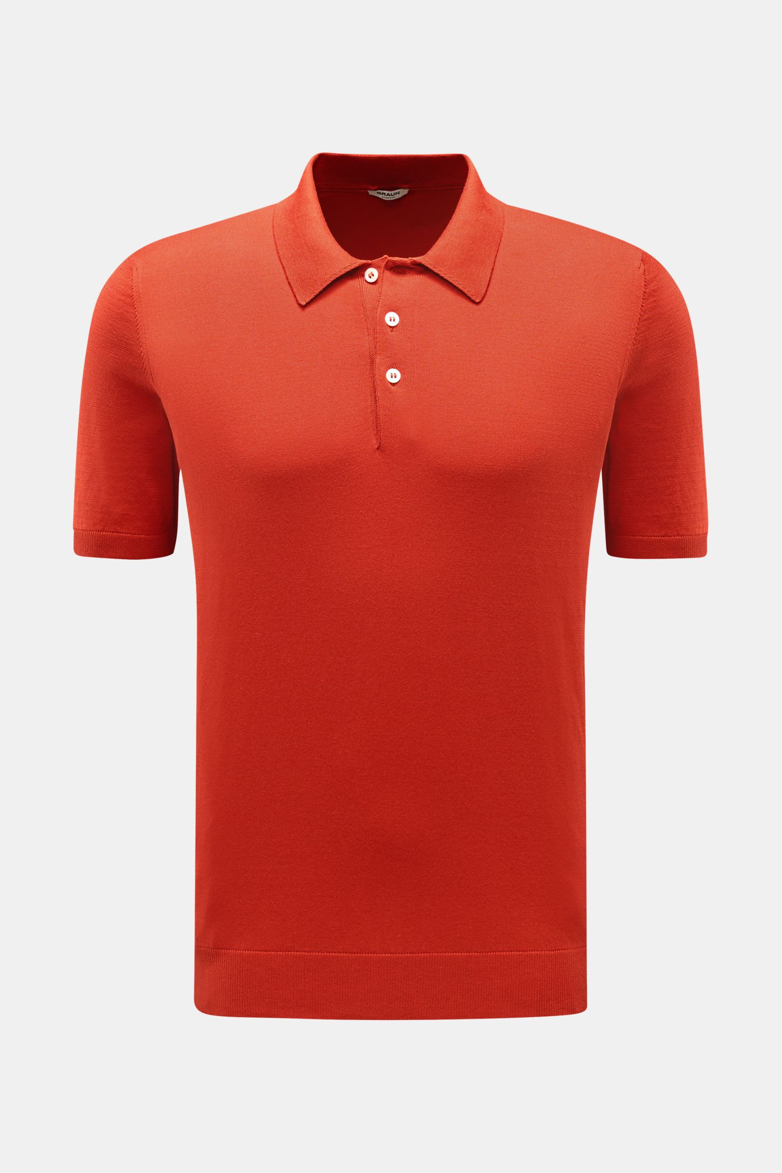 BRAUN Hamburg Kurzarm-Strickpolo orange, frontal fotografiert, aus feinem Baumwoll-Feinstrick, Slim Fit, weicher Griff, Polokragen, Drei-Knopf-Leiste, Rippbündchen.