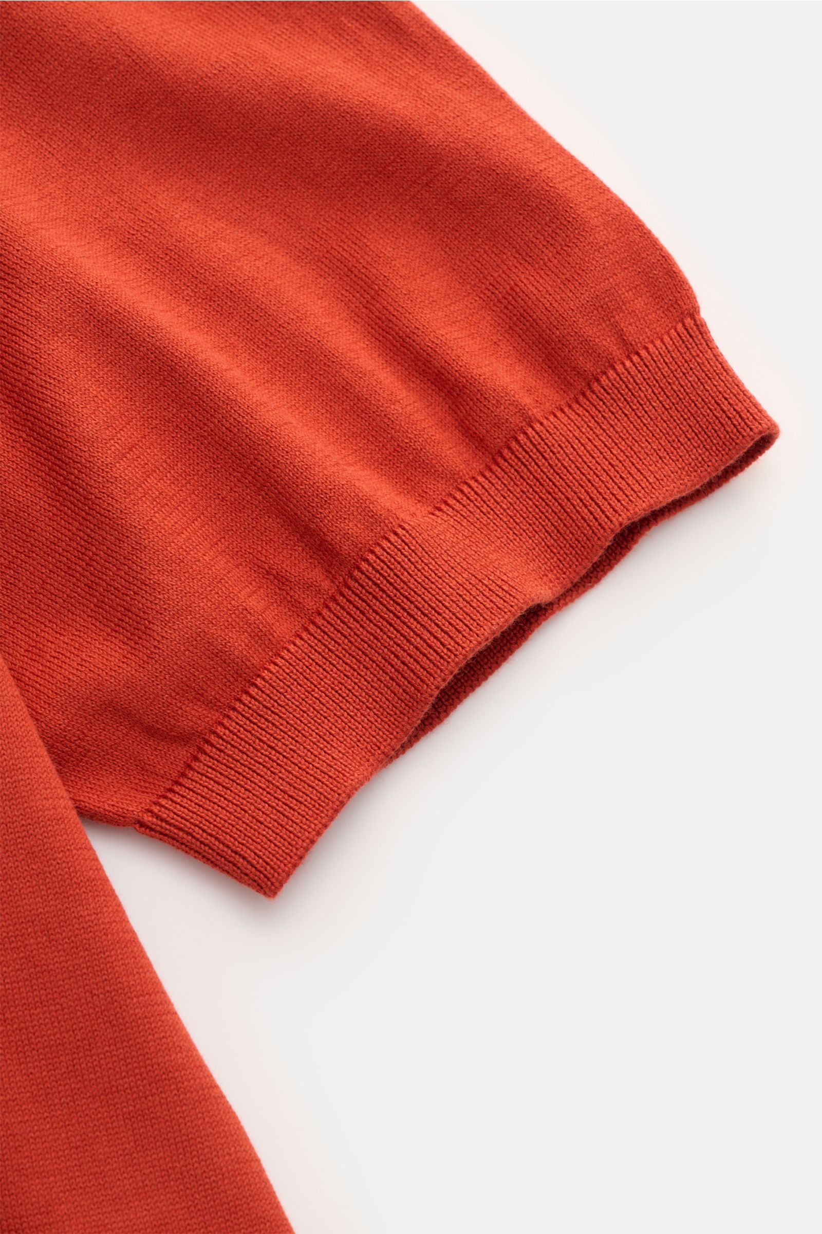 Nahaufnahme des Ärmelendes des BRAUN Hamburg Kurzarm-Strickpolo orange, feiner Baumwoll-Feinstrick, weicher Griff, Slim Fit, Rippbündchen.