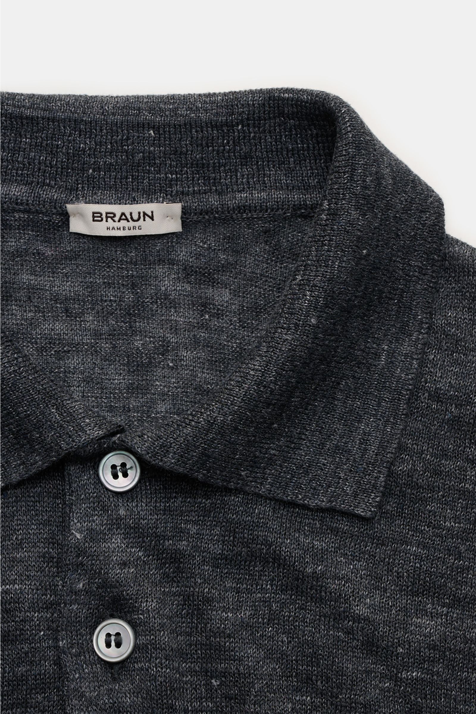 Nahaufnahme des Gran Sasso Leinen Kurzarm-Strickpolo dunkelgrau mit typischem Polokragen, Drei-Knopf-Leiste und feiner Struktur.