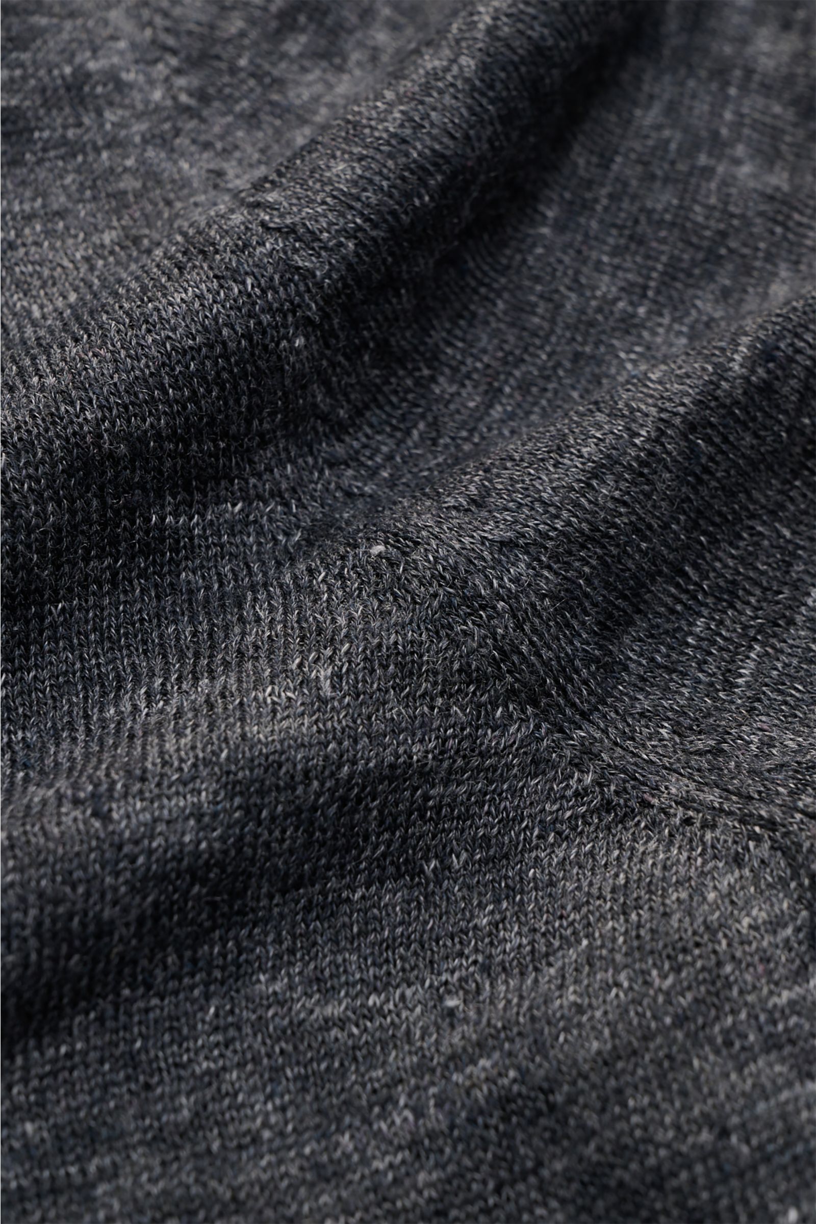Gran Sasso Leinen Kurzarm-Strickpolo dunkelgrau Nahaufnahme der materialtypischen Struktur und feinem Strickbild aus purem Leinen.