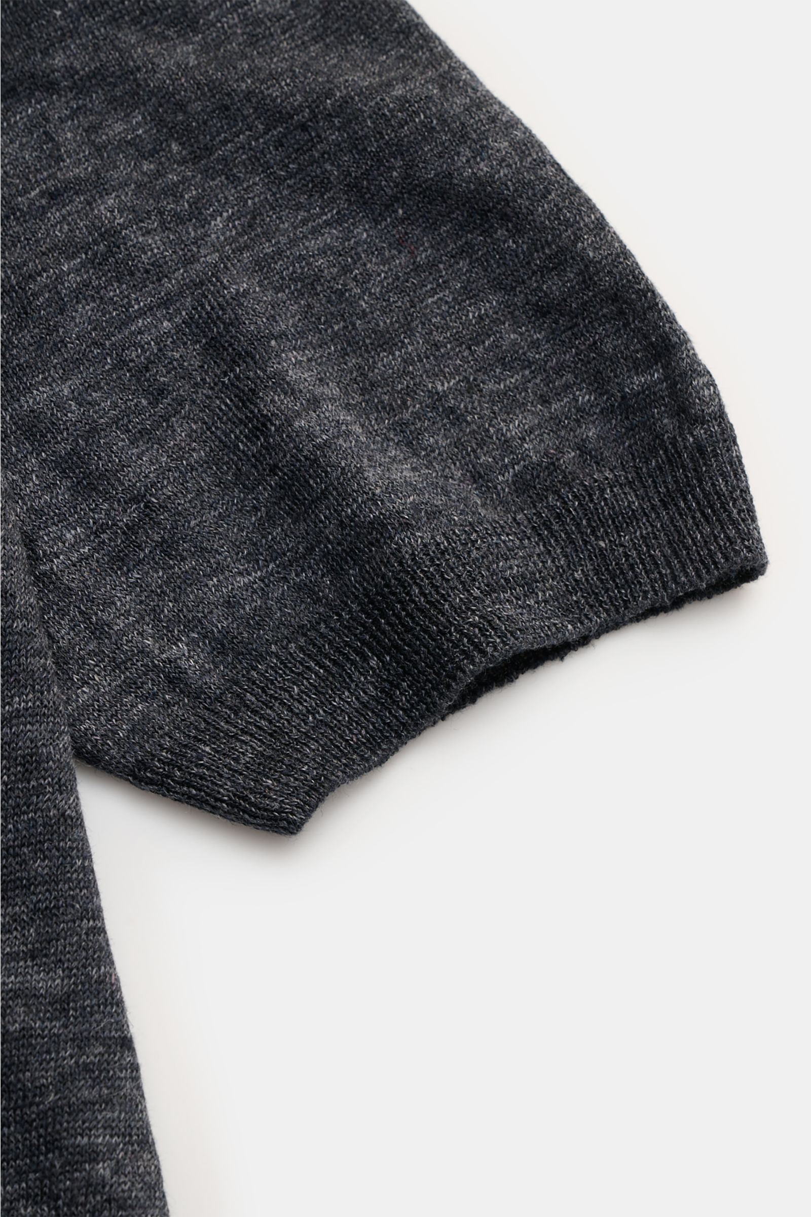 Gran Sasso Leinen Kurzarm-Strickpolo dunkelgrau, Nahaufnahme der Ärmelbündchen, reines Leinen, Slim Fit, Polokragen, 3-Knopf-Leiste, Rippstruktur