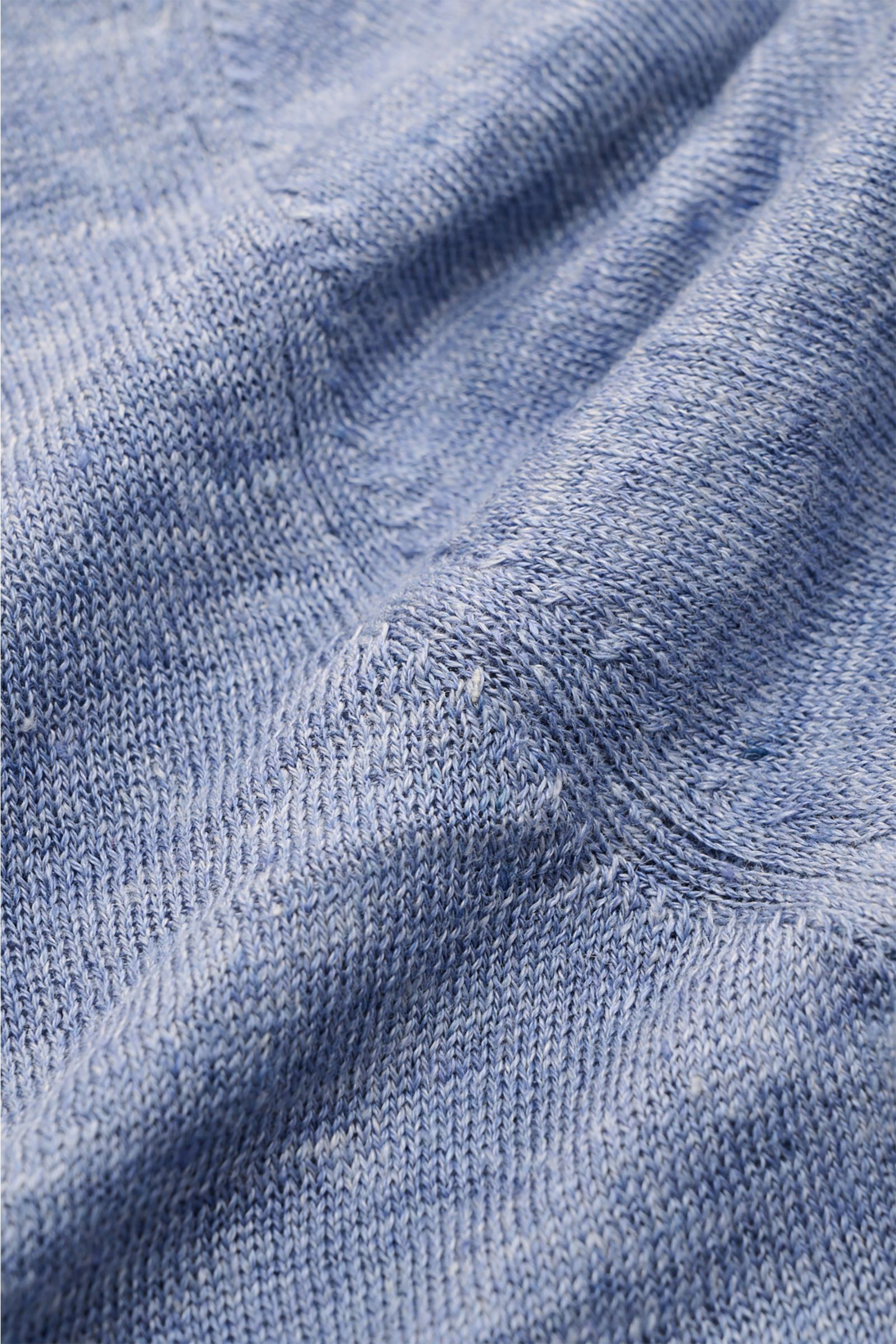 Nahaufnahme des fein gestrickten, hellblauen BRAUN Hamburg Leinen Kurzarm-Strickpolo mit materialtypischer Struktur aus reinem Leinen.