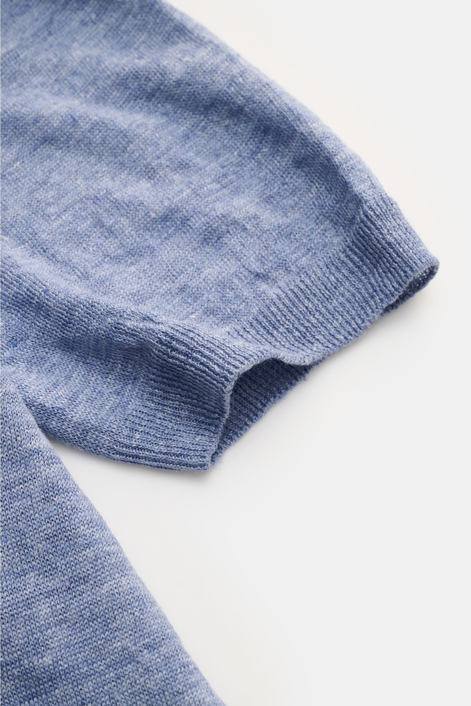 BRAUN Hamburg Leinen Kurzarm-Strickpolo hellblau in Nahaufnahme von oben, zeigt reine Leinenstruktur, Slim Fit, Polokragen und Rippbündchen.
