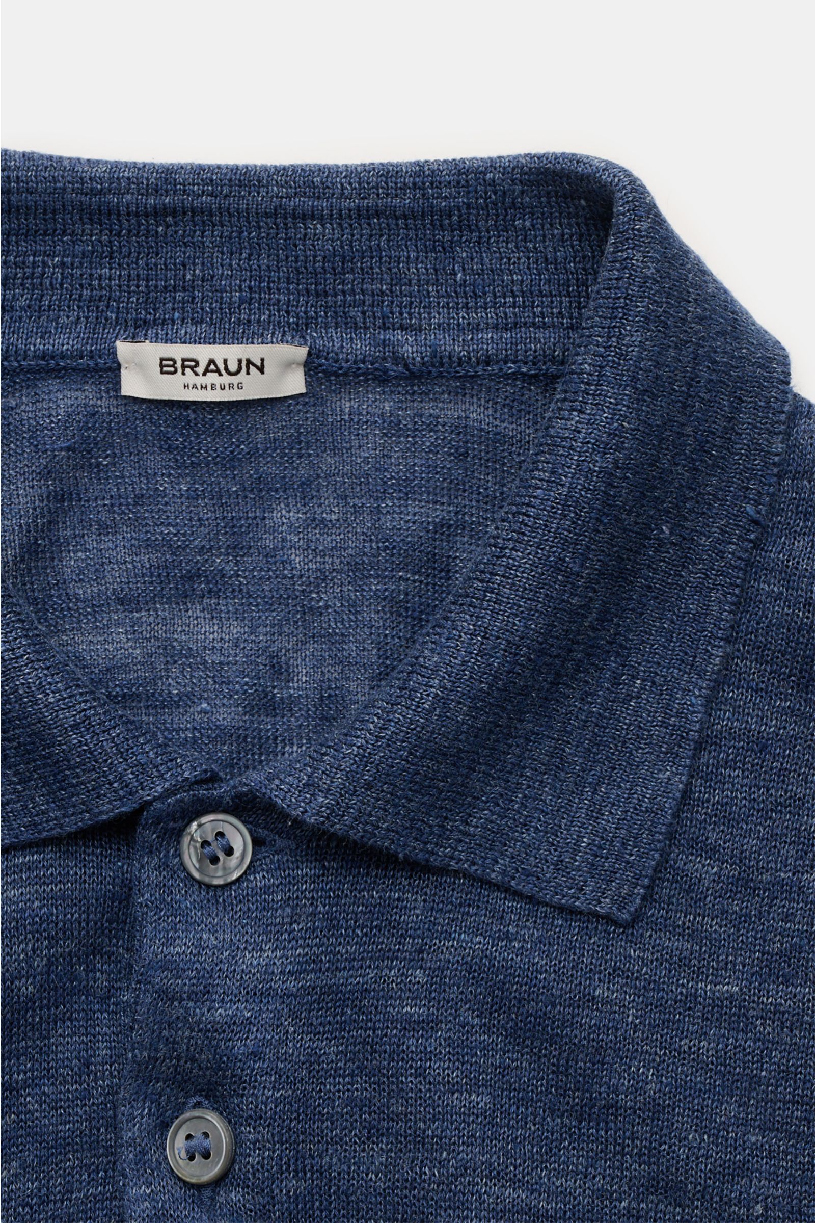 Gran Sasso Leinen Kurzarm-Strickpolo graublau, Slim Fit, reines Leinen, feines Strickbild, Polokragen, Drei-Knopf-Leiste, Rippbündchen, Nahaufnahme von oben.