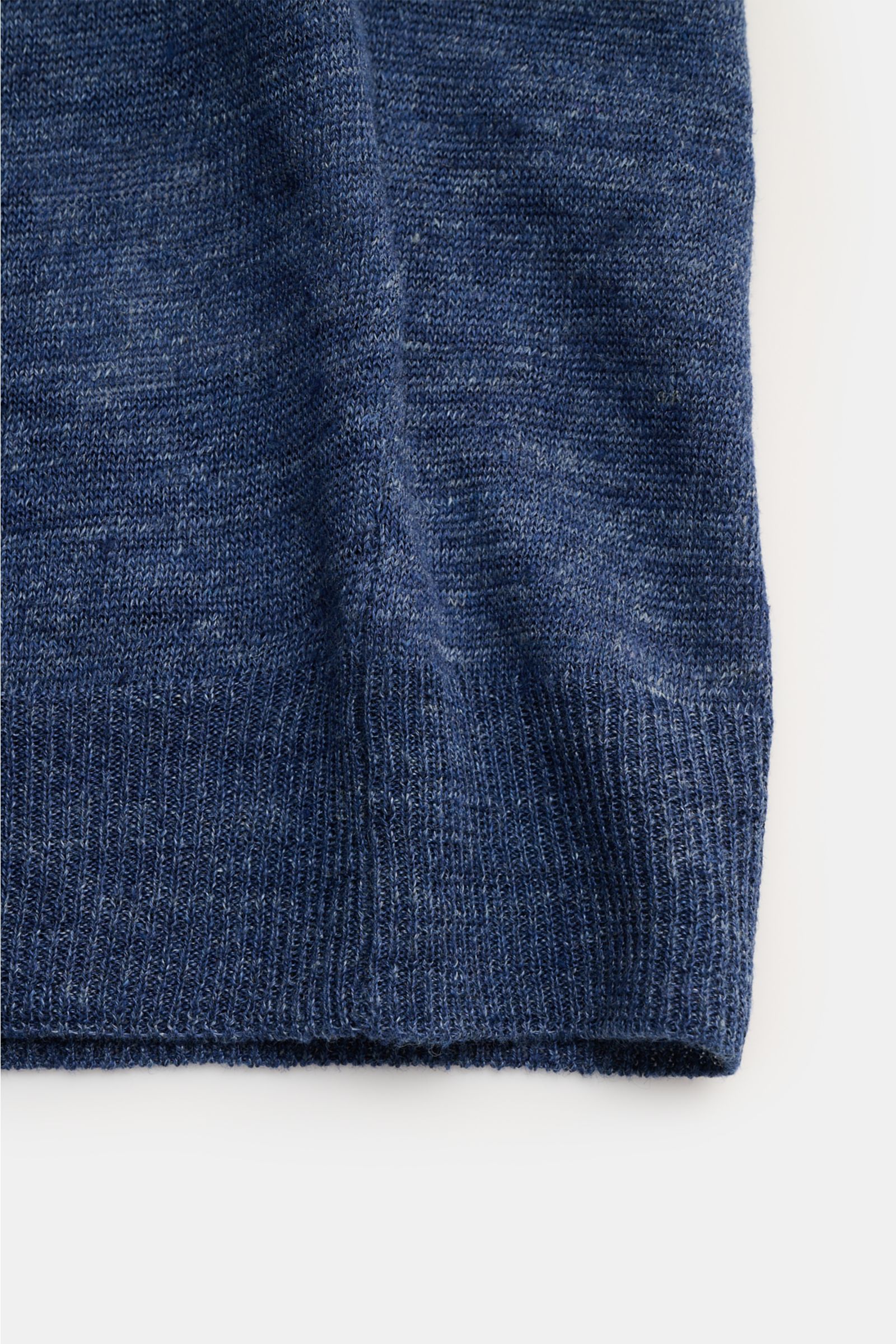 Gran Sasso Leinen Kurzarm-Strickpolo graublau in Slim Fit, mit typischem Polokragen, Drei-Knopf-Leiste und Rippbündchen, Detailansicht der Struktur.