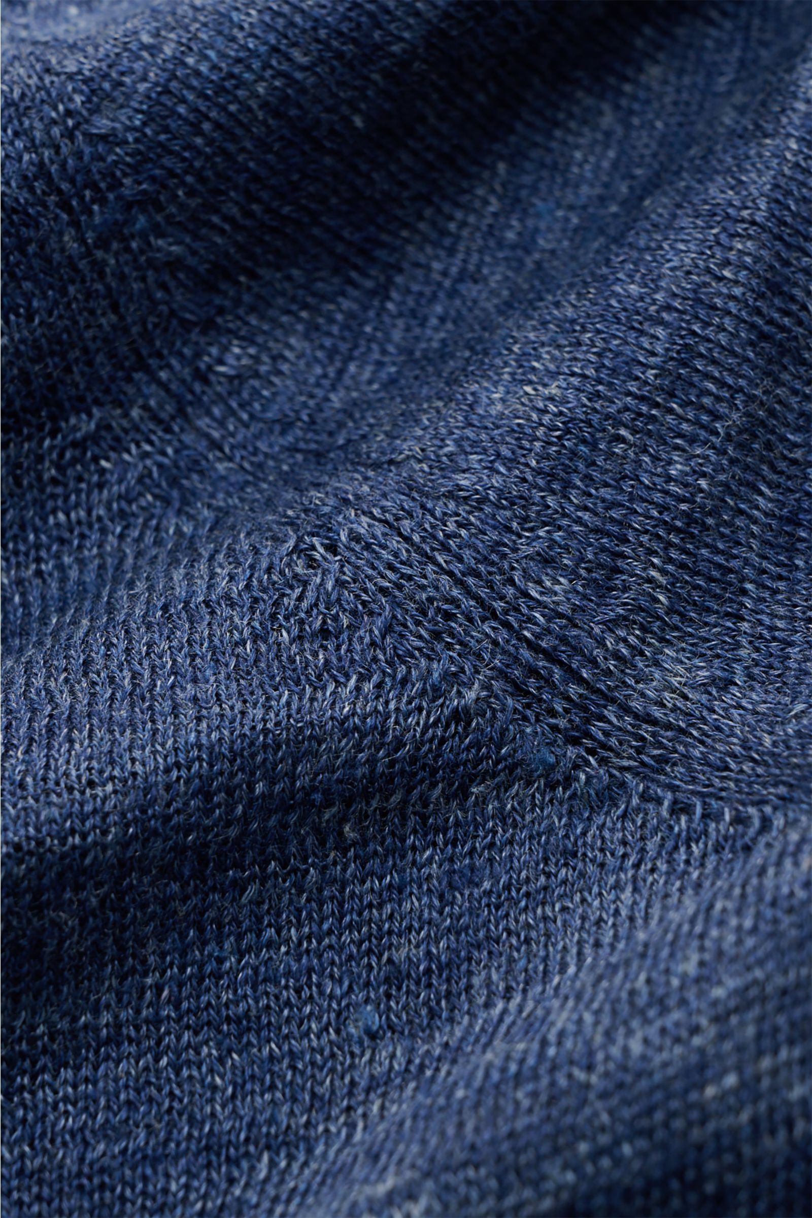 Nahaufnahme des Gran Sasso Leinen Kurzarm-Strickpolo graublau, zeigt die materialtypische Struktur, das feine Strickbild und komfortable Rippbündchen aus reinen Leinen.