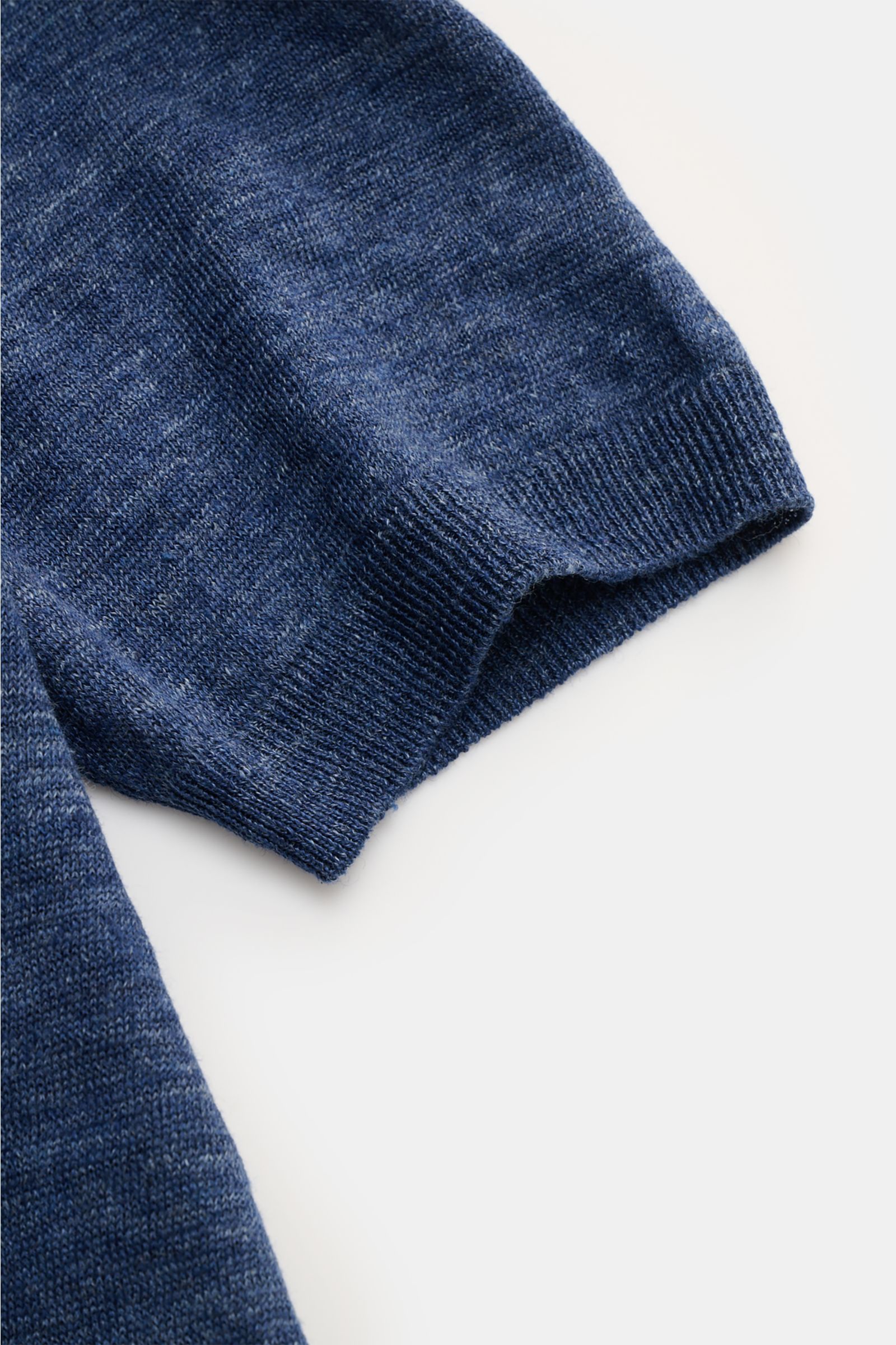 Gran Sasso Leinen Kurzarm-Strickpolo graublau, Nahaufnahme der Rippbündchen und fein strukturierter Leinen-Strickware in Slim Fit, seitliche Perspektive.