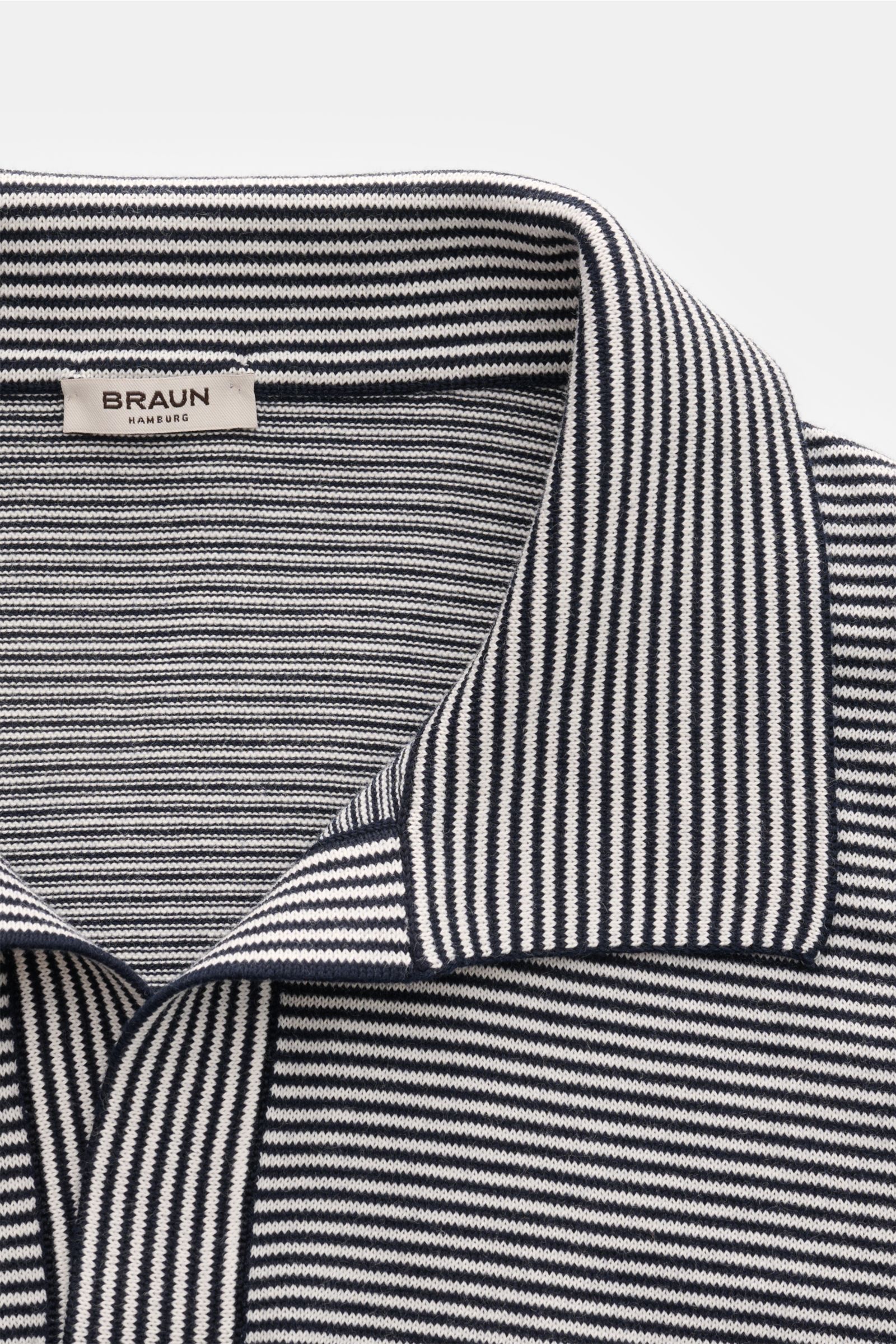 Close-up front view of the BRAUN Hamburg Short-sleeve knit polo navy/white striped, showcasing its fine knit stripes and open collar.

Description: Nautical style gets a modern interpretation: This BRAUN HAMBURG knit polo in pure cotton has a fitted silho