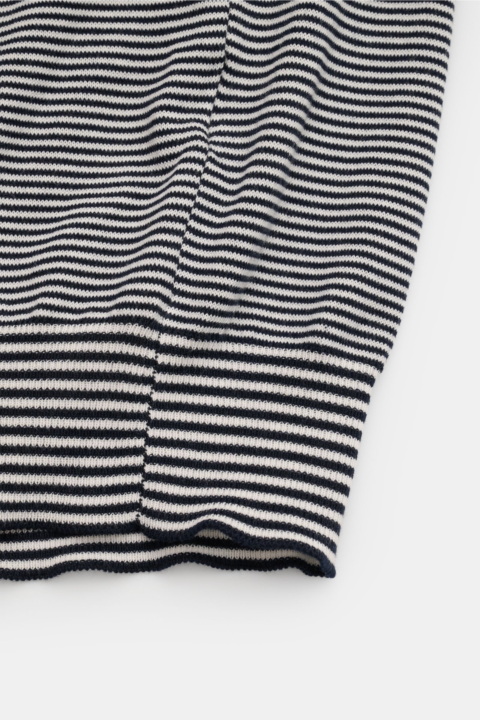 Close-up view of the sleeve and side seam of the BRAUN Hamburg Short-sleeve knit polo navy/white striped, showcasing fine knit cotton fabric with soft feel and comfortable ribbed bands. Nautical style gets a modern interpretation: This BRAUN HAMBURG knit 