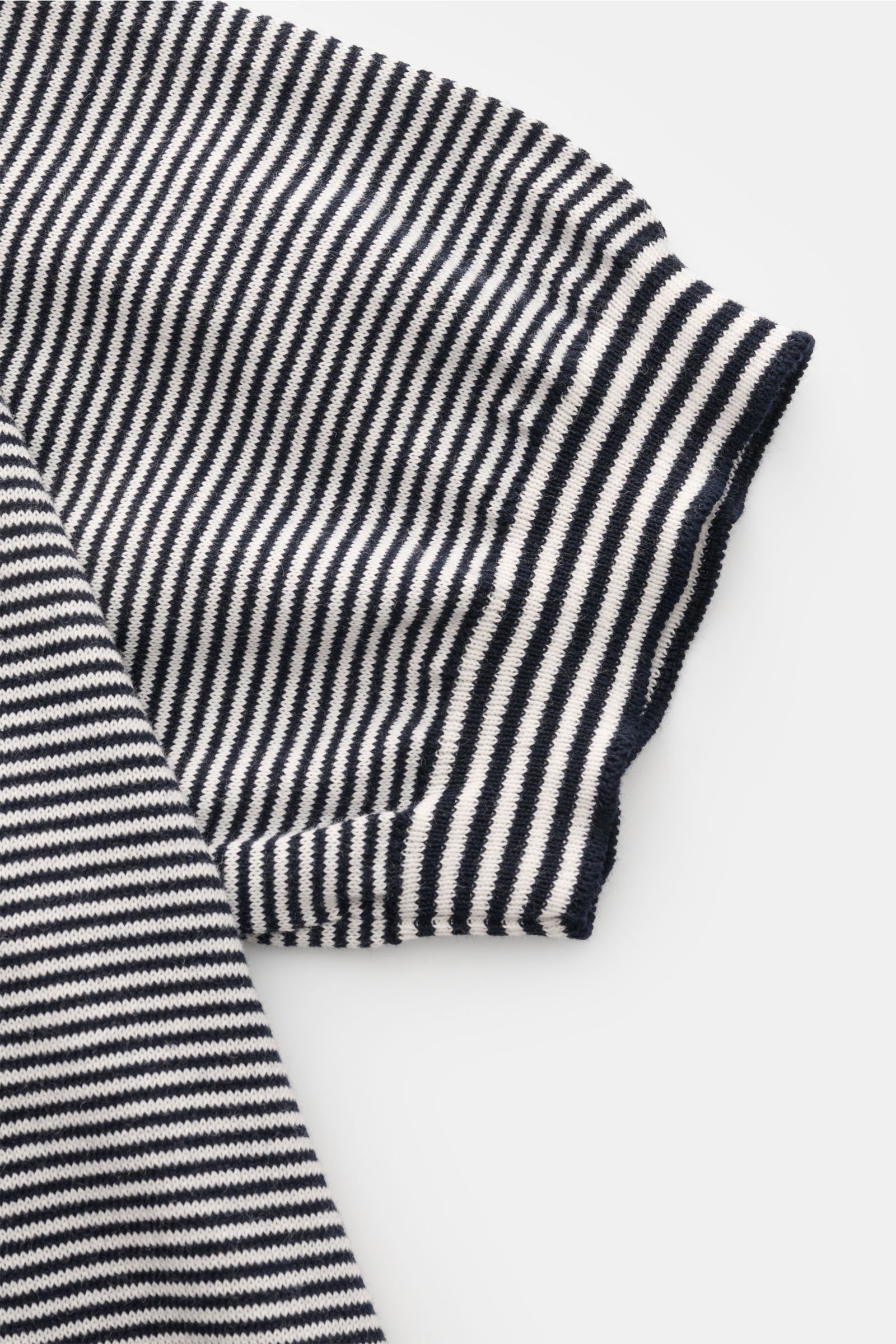 Close-up side view of the sleeve of the BRAUN Hamburg Short-sleeve knit polo navy/white striped, showcasing fine stripes and ribbed bands.

Description: Nautical style gets a modern interpretation: This BRAUN HAMBURG knit polo in pure cotton has a fitt