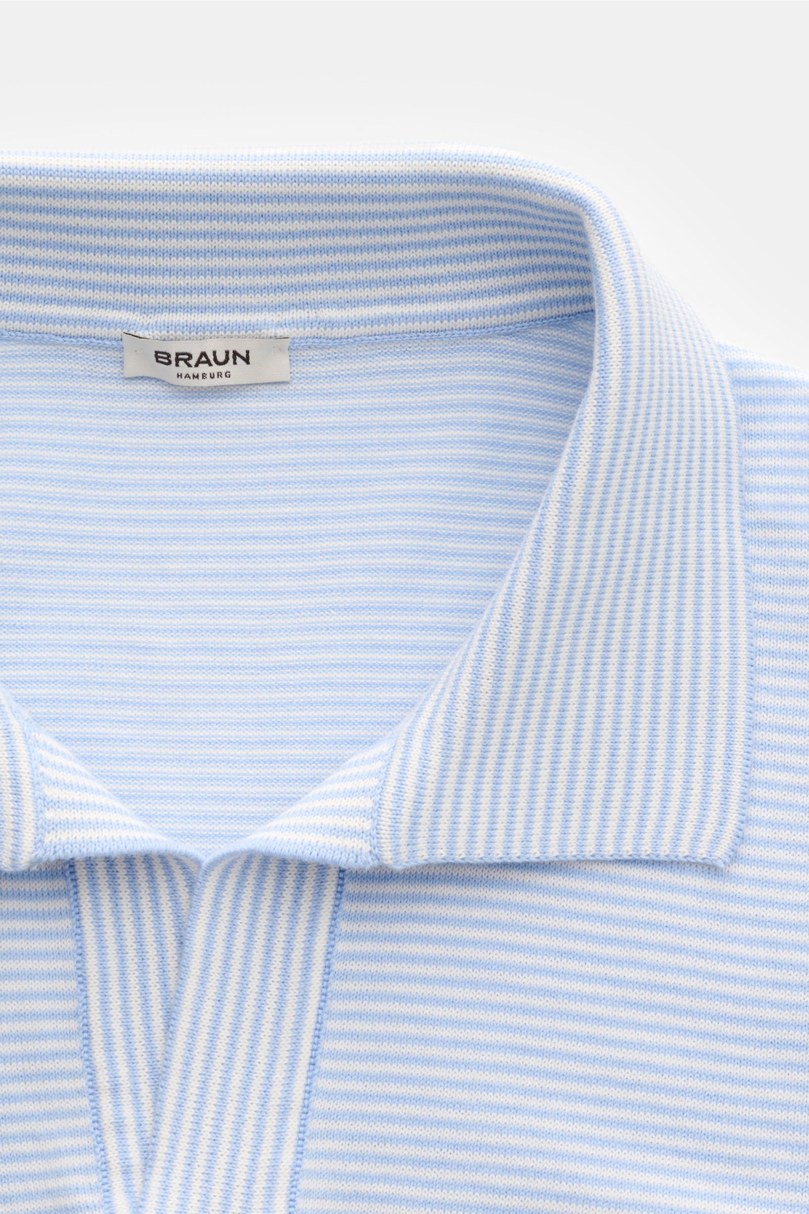 Close-up front view of the BRAUN Hamburg Short sleeve knit polo light blue/white striped showing the open collar placket and fine stripes.

Description: Nautical style gets a modern interpretation: This BRAUN HAMBURG knit polo in pure cotton has a fitt