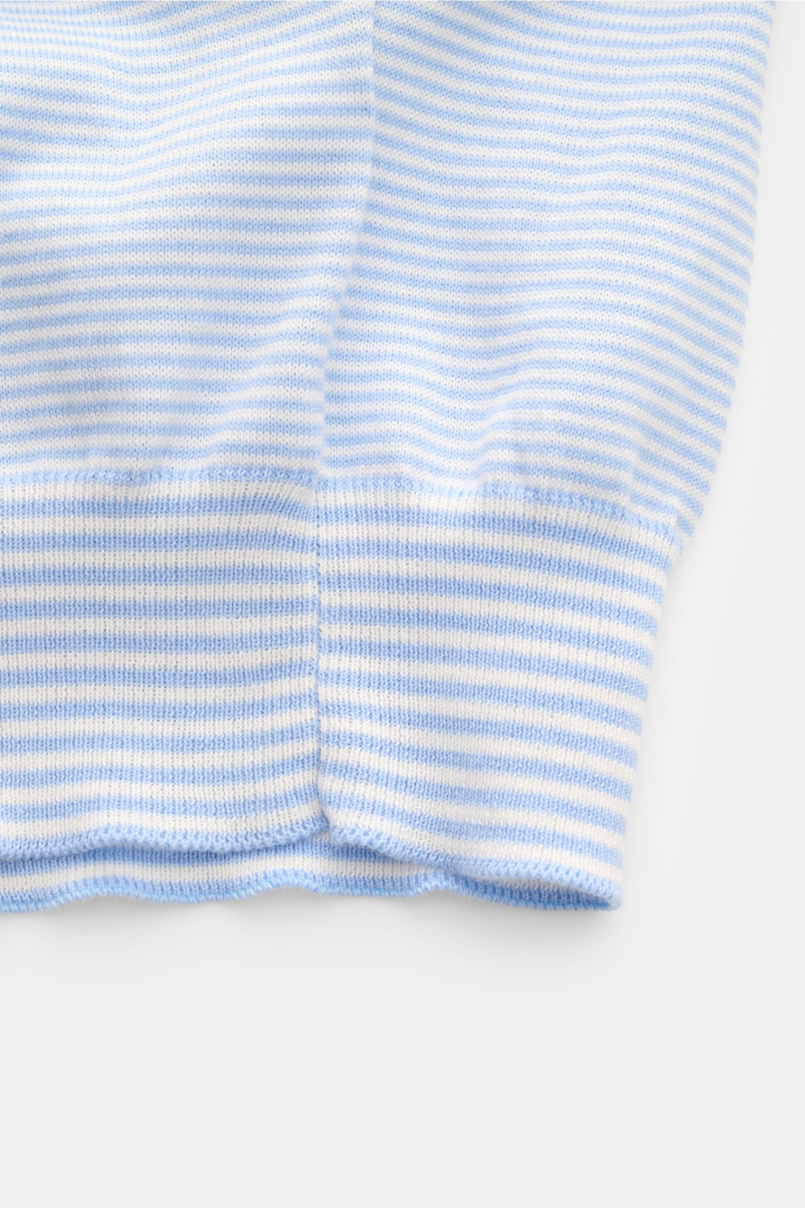 Close-up front view of the BRAUN Hamburg Short sleeve knit polo light blue/white striped, showing fine knit stripes and ribbed bands.

Description: Nautical style gets a modern interpretation: This BRAUN HAMBURG knit polo in pure cotton has a fitted silho