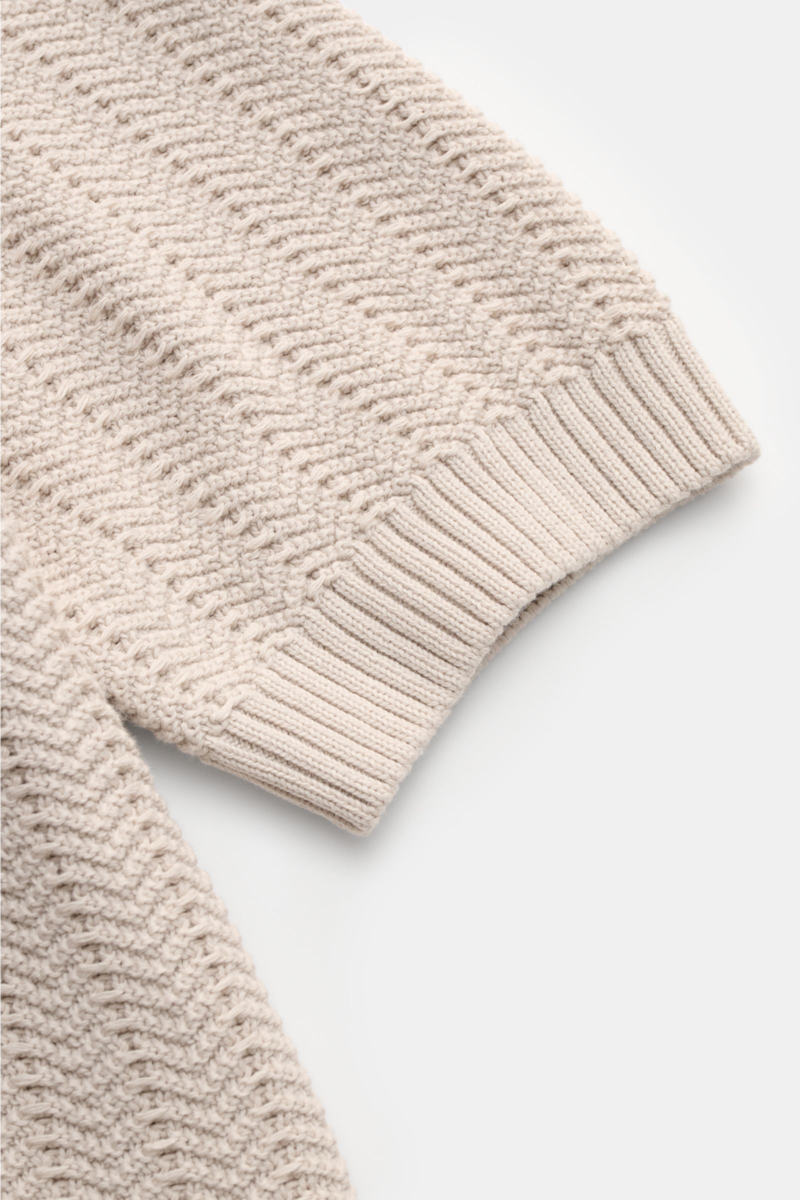 Close-up side view of the sleeve and fabric texture of the Gran Sasso Short sleeve knit polo beige, showcasing its robust, striking knit and wide ribbed bands.

Description: Classic polo silhouette meets a distinctive fabric thickness: This short sleeve k