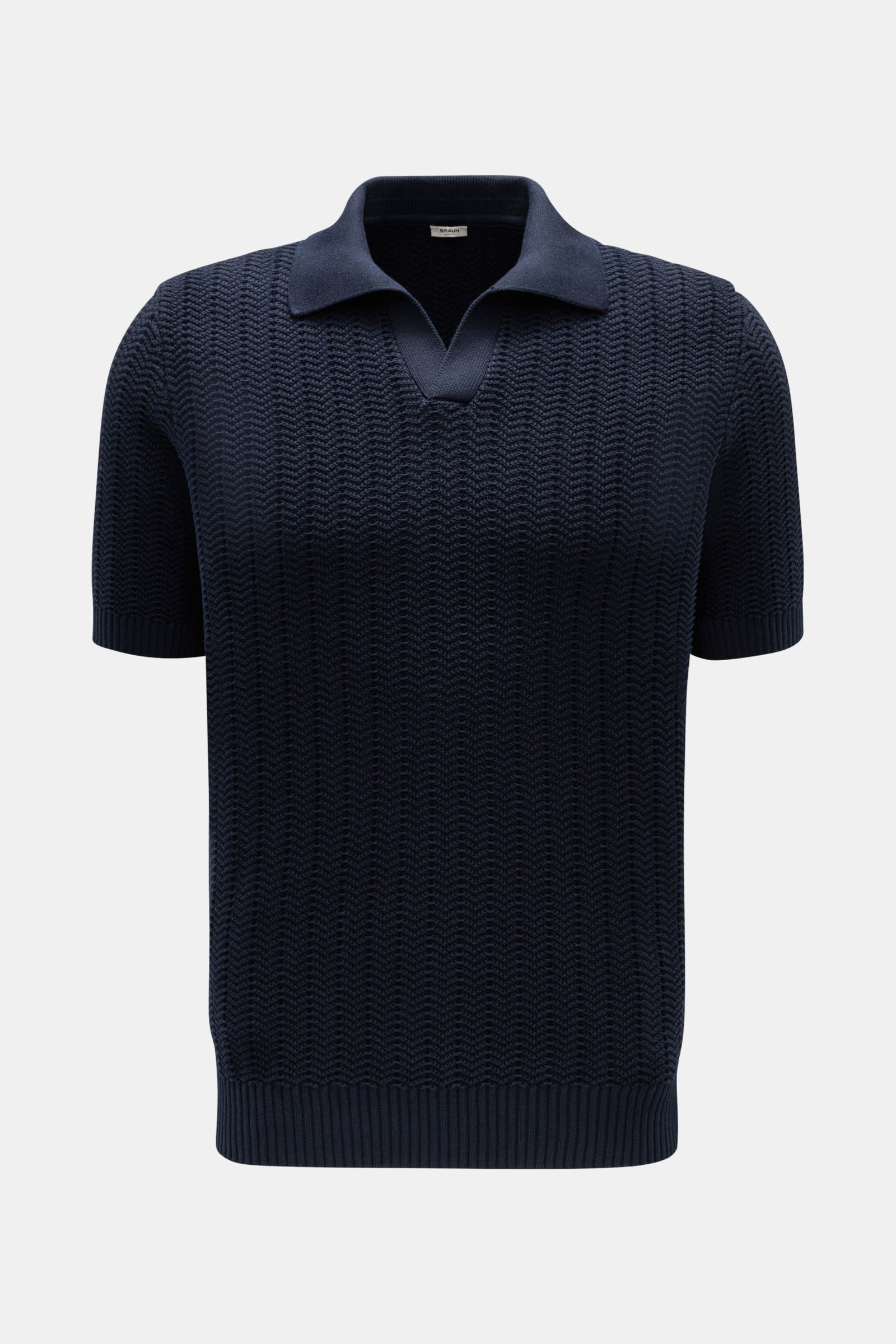 Front view of Gran Sasso Short sleeve knit polo shirt navy in a slim fit, featuring a robust, striking knit fabric with an open collar strip and wide ribbed bands.

Description: Classic polo silhouette meets a distinctive fabric thickness: This short slee