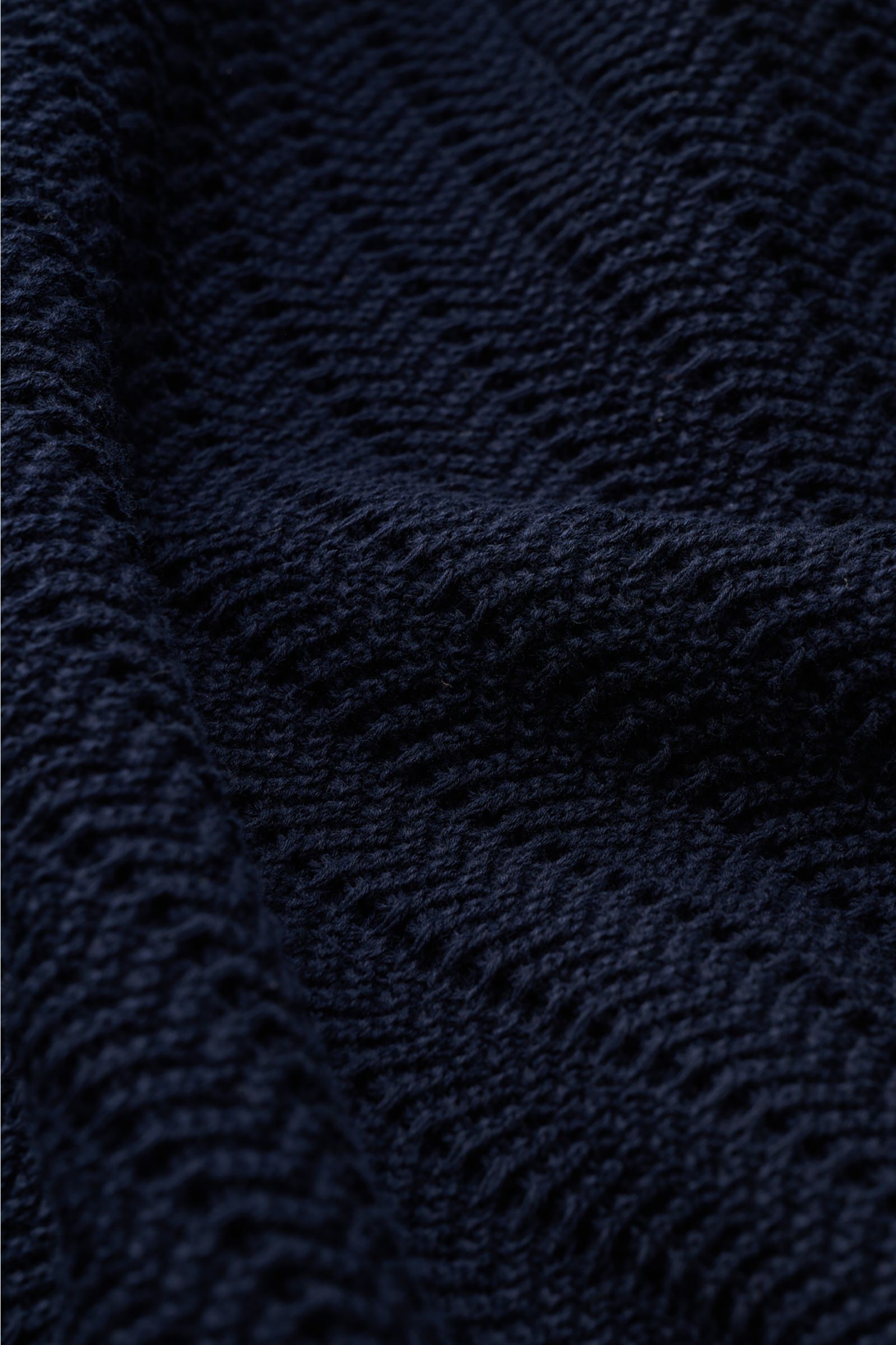 Close-up front view of Gran Sasso Short sleeve knit polo shirt navy showing textured, heavy pure cotton knit fabric with a striking pattern. Classic polo silhouette meets a distinctive fabric thickness: This short sleeve knit polo in pure cotton by BRAUN 