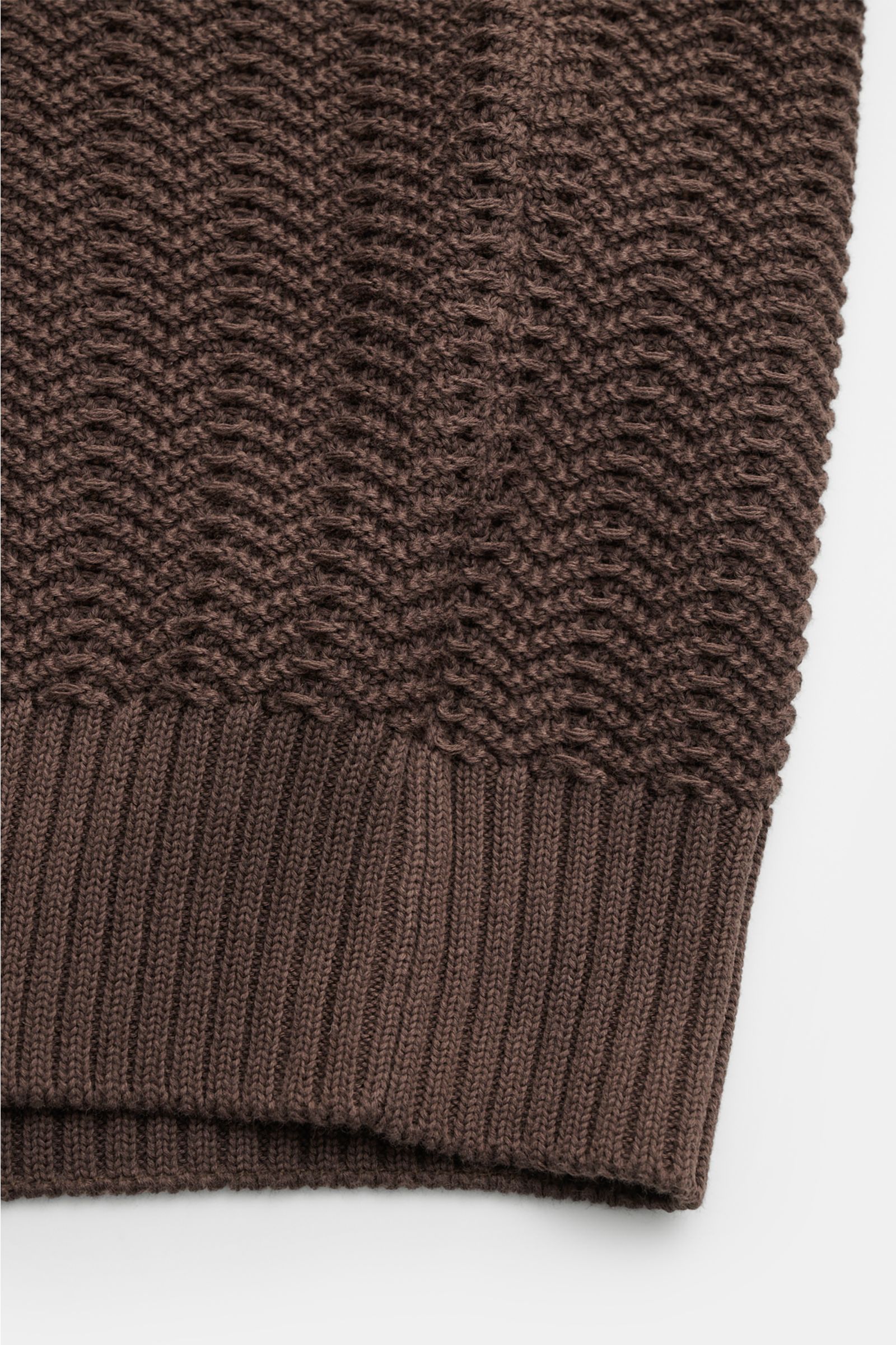 Close-up view of the textured, robust knit fabric and wide ribbed band of the Gran Sasso Short sleeve knit polo dark brown.

Description: Classic polo silhouette meets a distinctive fabric thickness: This short sleeve knit polo in pure cotton by BRAUN HAM