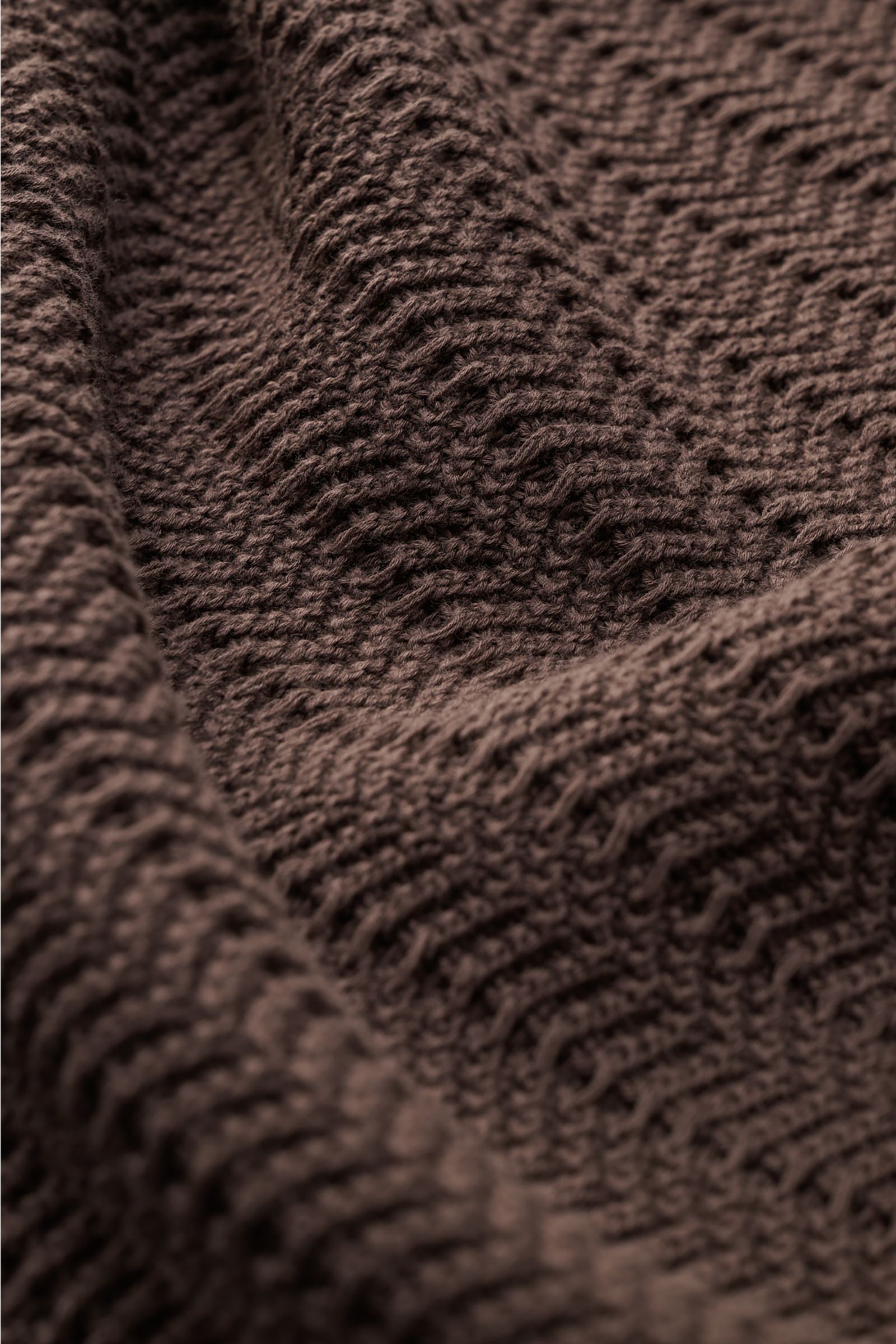 Close-up front view of the Gran Sasso Short sleeve knit polo dark brown showing its robust, textured pure cotton fabric with a striking knit pattern. Classic polo silhouette meets a distinctive fabric thickness: This short sleeve knit polo in pure cotton 