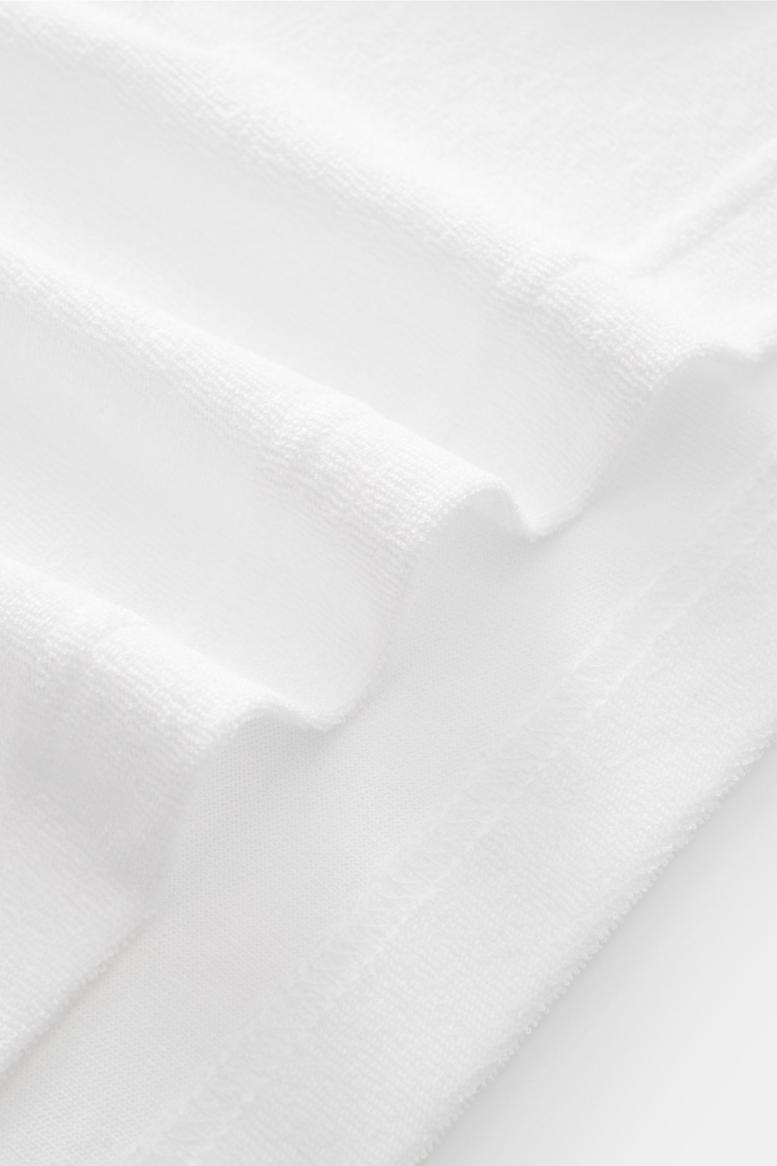 MC2 Saint Barth Frottee-Poloshirt 'Jeremy' weiß, Detailaufnahme des weichen Lyocell-Baumwollstoffs mit feiner Struktur und Saumkante.