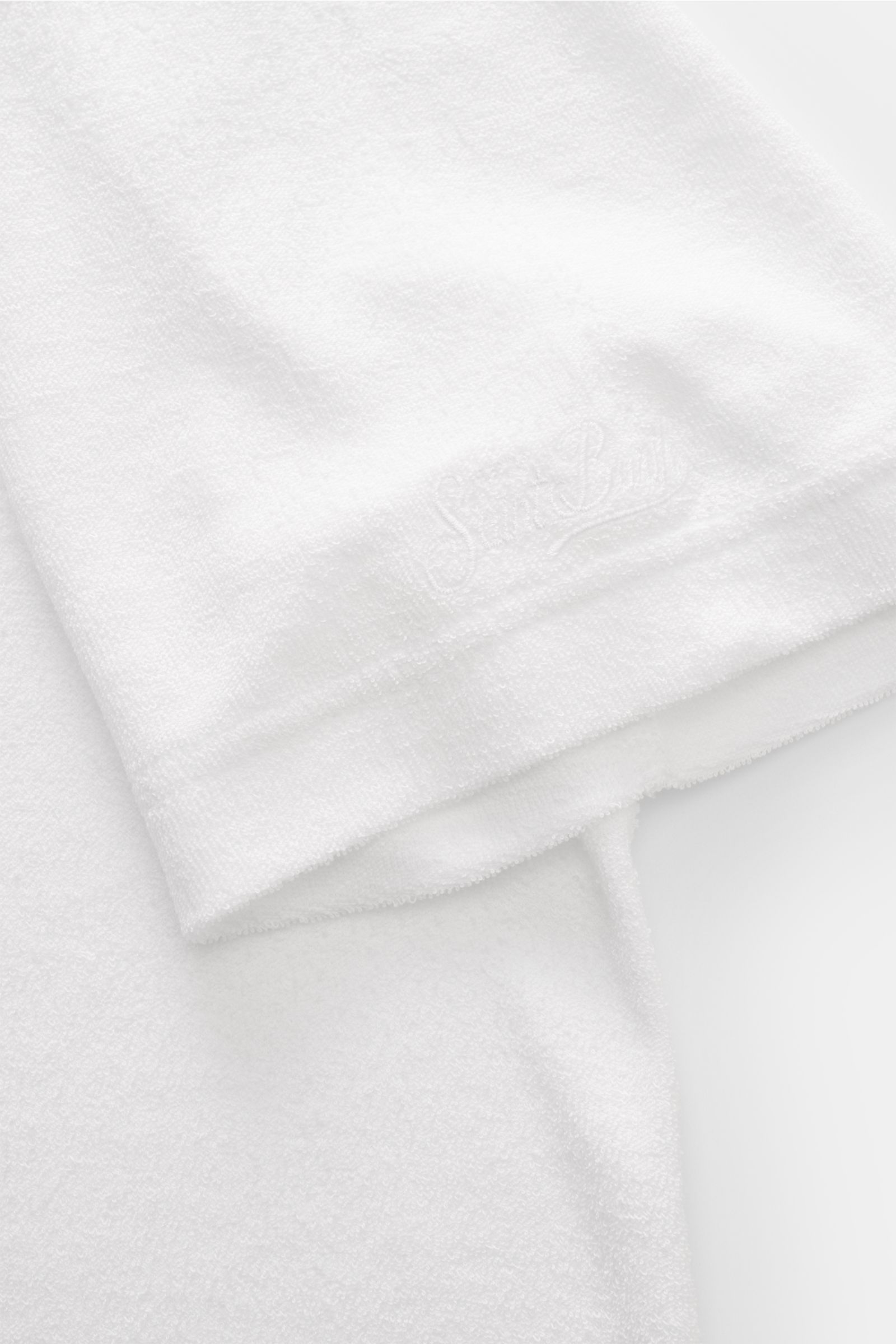 MC2 Saint Barth Frottee-Poloshirt 'Jeremy' weiß, Slim Fit, weicher Griff, offene Kragenleiste, Logo-Stitching am Ärmel, kurze Saumschlitze, Detailansicht.