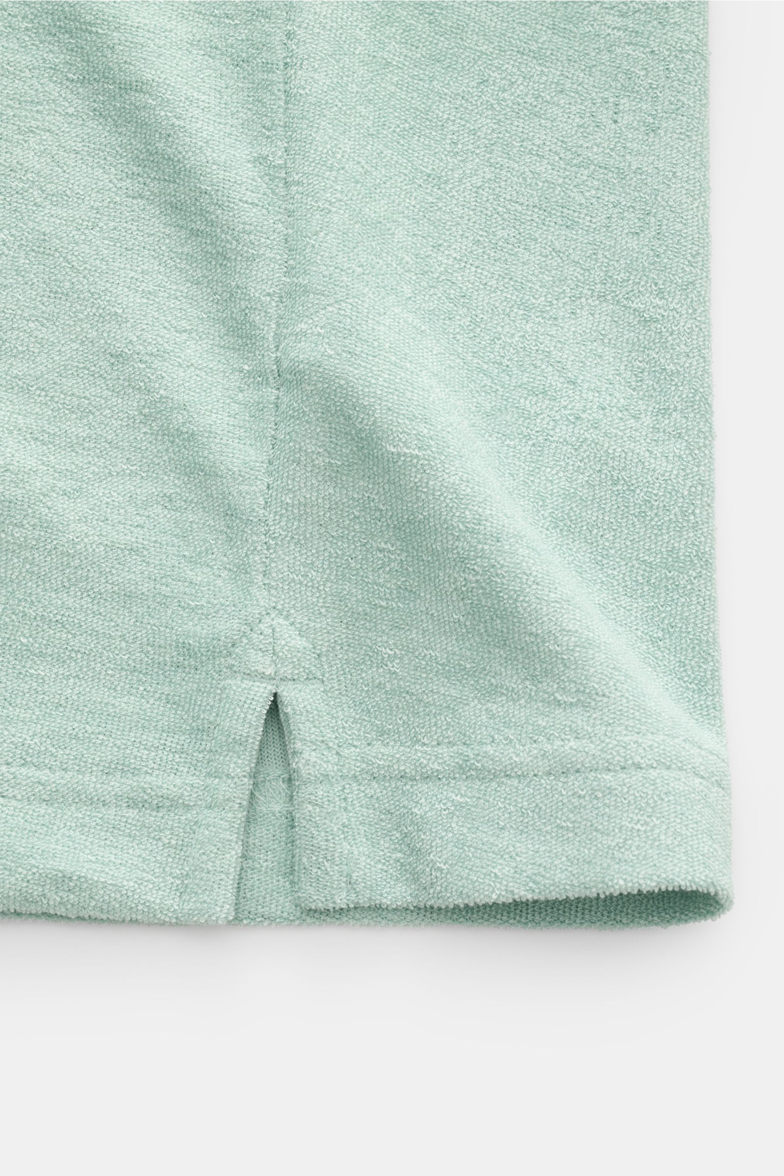 Nahaufnahme des unteren Saums mit kurzem Schlitz des mintgrünen MC2 Saint Barth Frottee-Poloshirts 'Jeremy' aus weichem Lyocell-Baumwollmix.