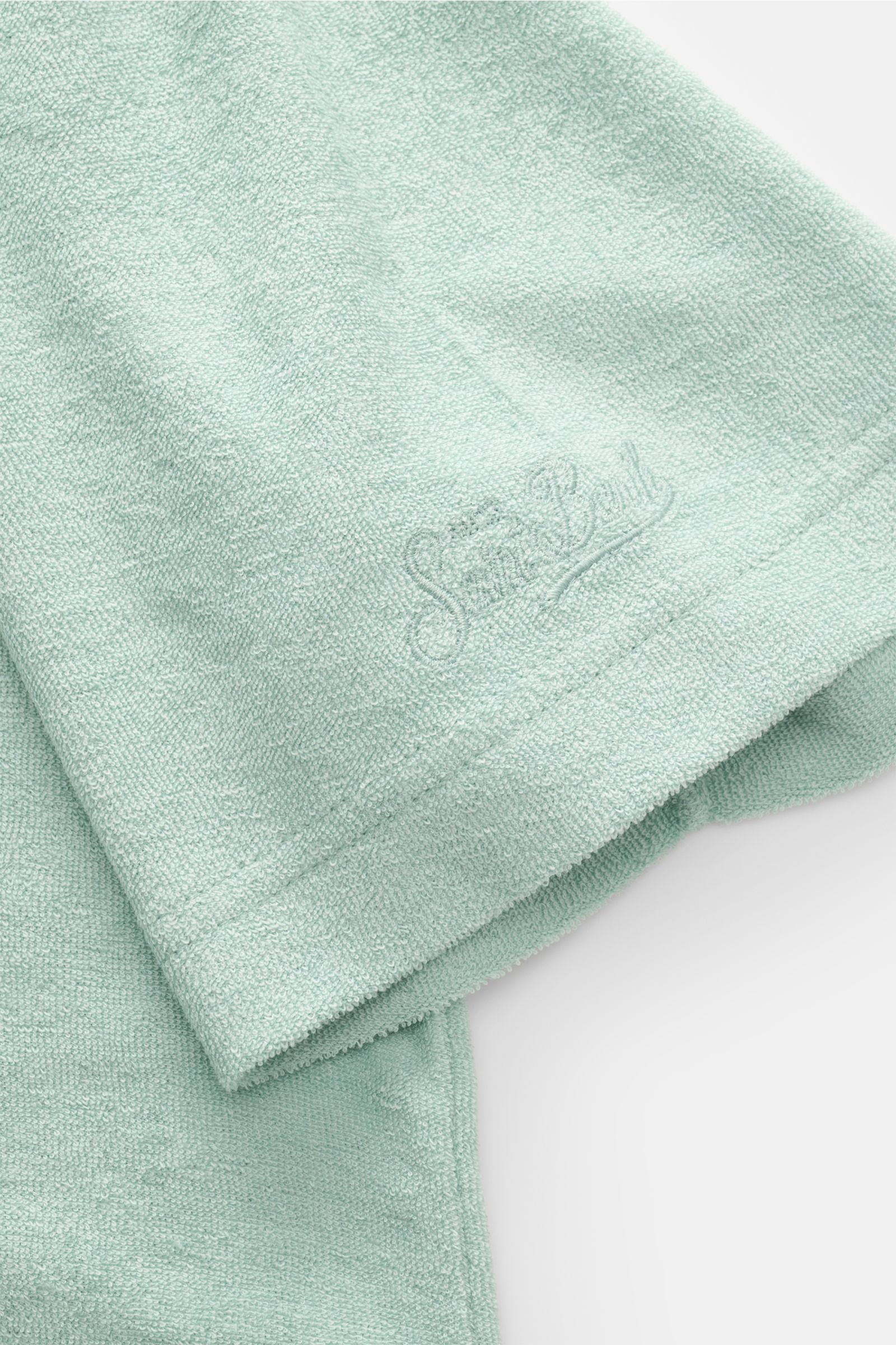 MC2 Saint Barth Frottee-Poloshirt 'Jeremy' mintgrün, Nahaufnahme der Ärmel mit weichem Lyocell-Baumwoll-Frottee und Logo-Stitching, Slim Fit, offener Kragen.