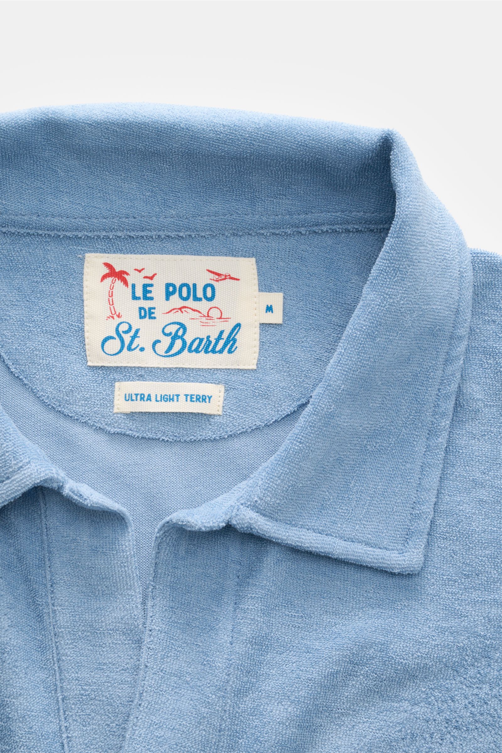 MC2 Saint Barth Frottee-Poloshirt 'Jeremy' rauchblau, Nahaufnahme von oben, leichter Polokragen, weicher Griff, Lyocell-Baumwolle, Slim Fit, offener Kragen.