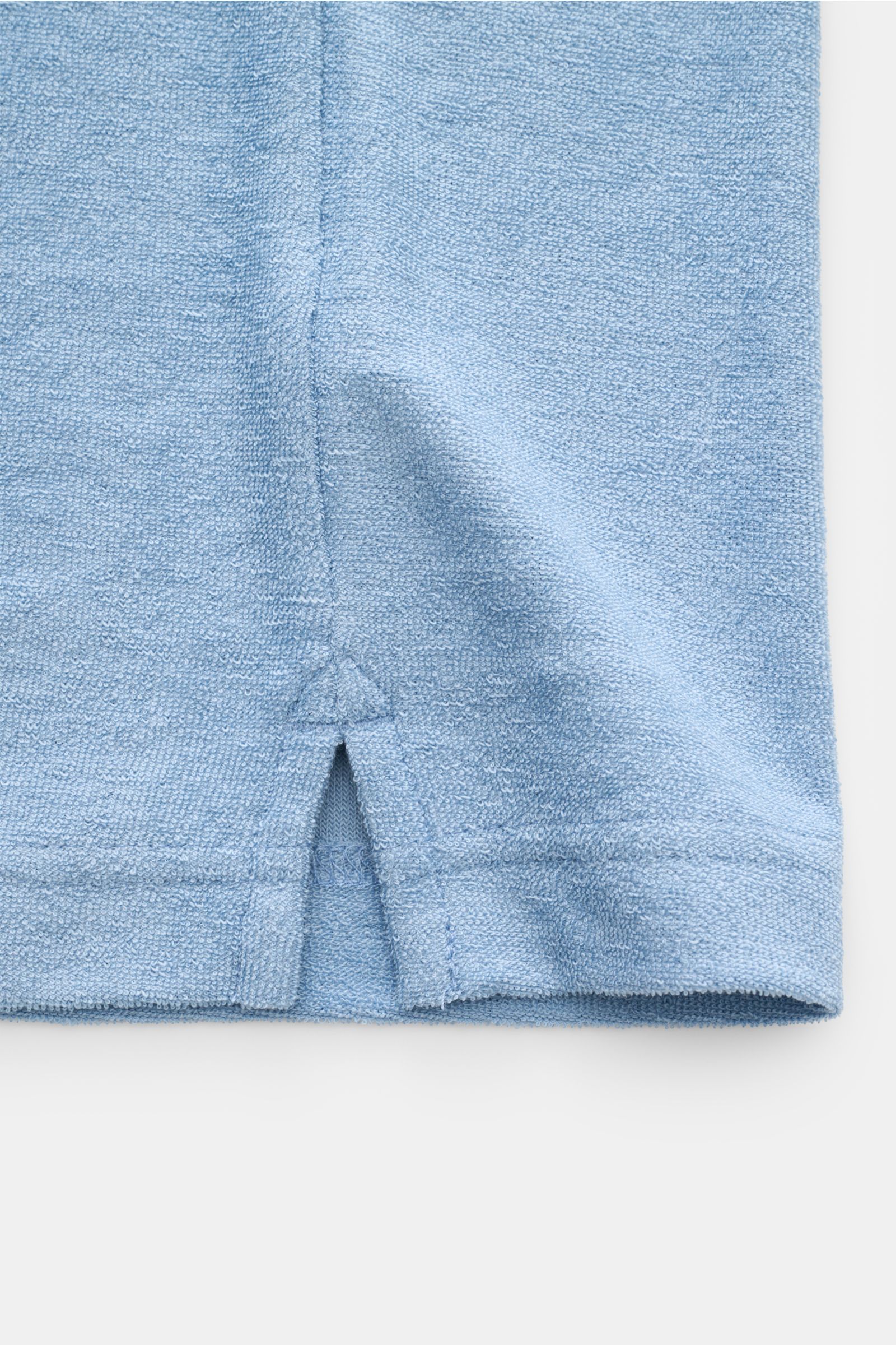 Nahaufnahme der unteren Saumkante mit kurzen Saumschlitzen des MC2 Saint Barth Frottee-Poloshirt 'Jeremy' rauchblau aus weichem Lyocell-Baumwoll-Material.