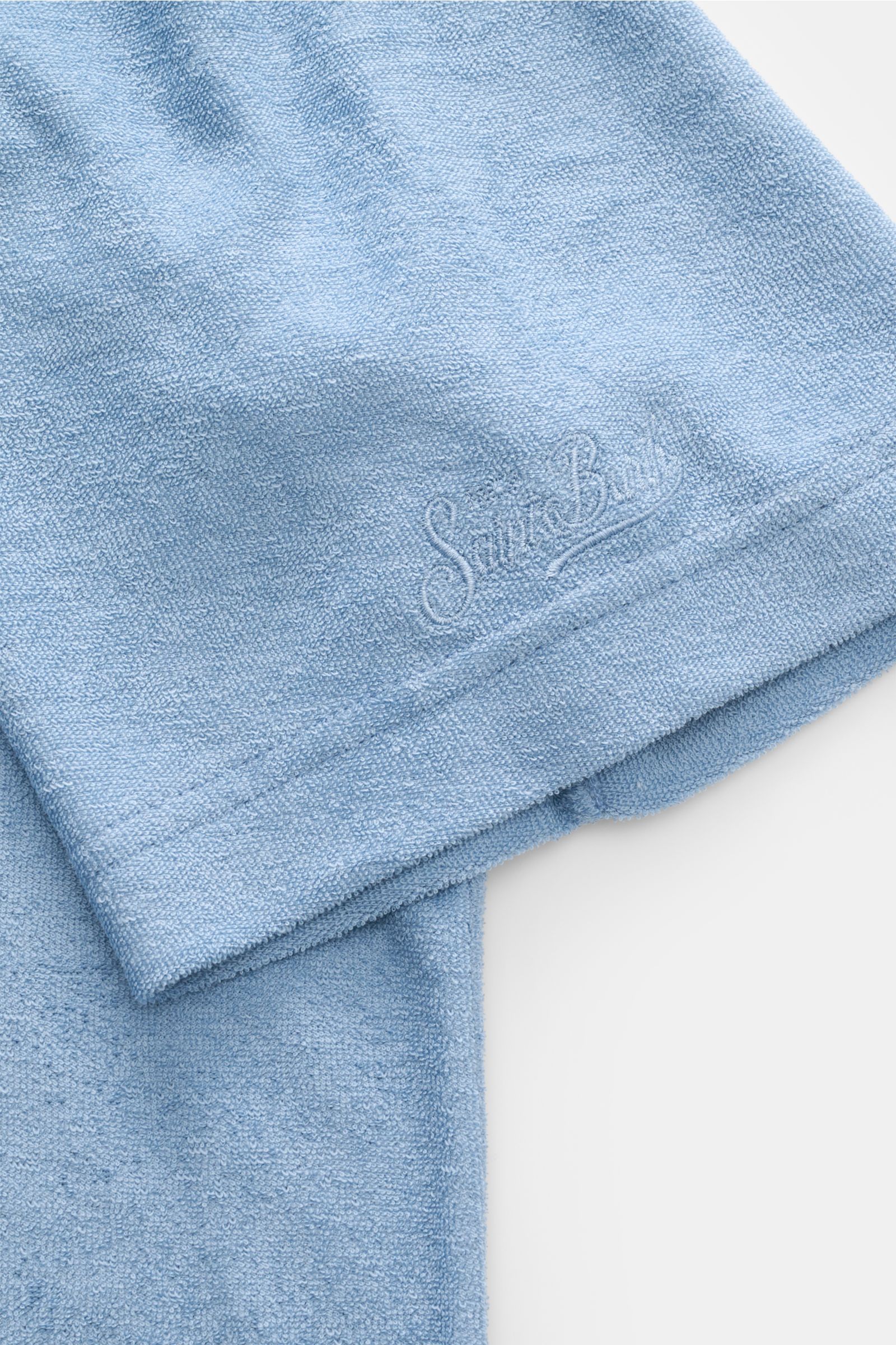 MC2 Saint Barth Frottee-Poloshirt 'Jeremy' rauchblau, Nahaufnahme von Ärmelsaum mit Logo-Stitching, weicher Lyocell-Baumwollstoff, Slim Fit, offene Kragenleiste, kurze Saumschlitze.