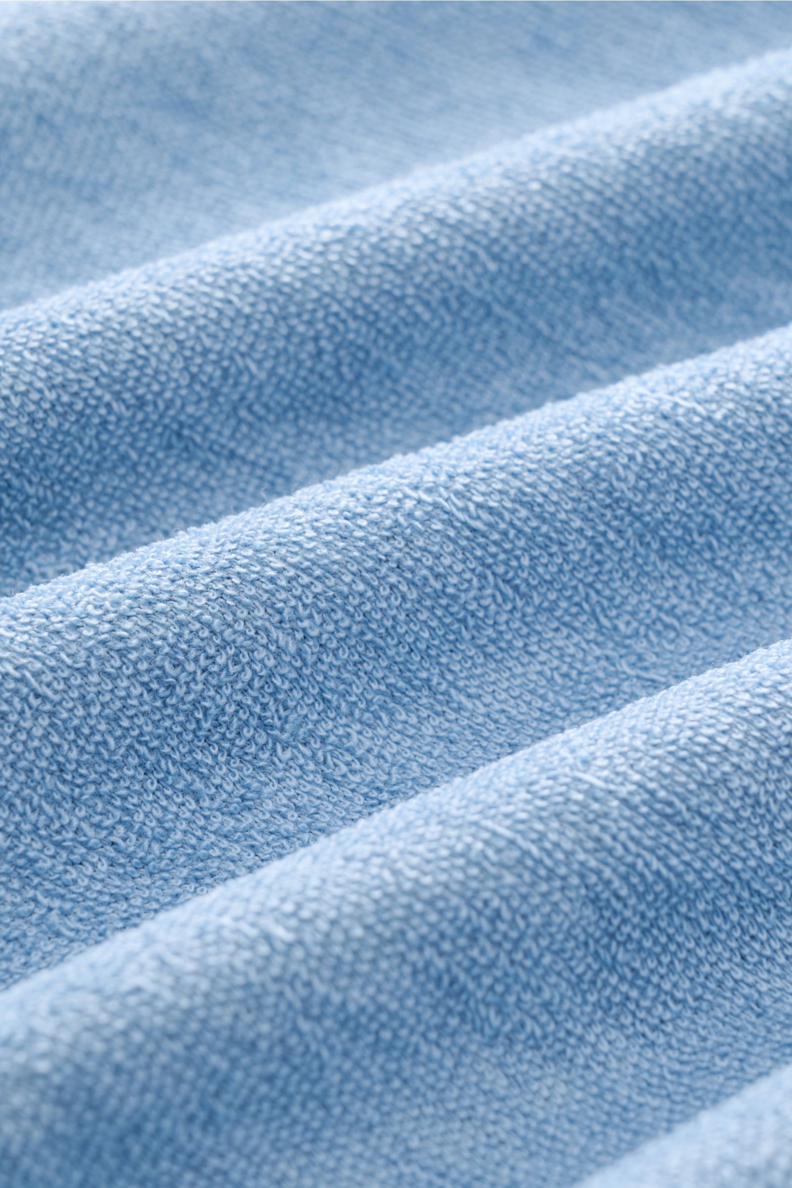 Nahaufnahme des weichen Frottee-Stoffs vom MC2 Saint Barth Frottee-Poloshirt 'Jeremy' rauchblau, zeigt Textur und Materialqualität.