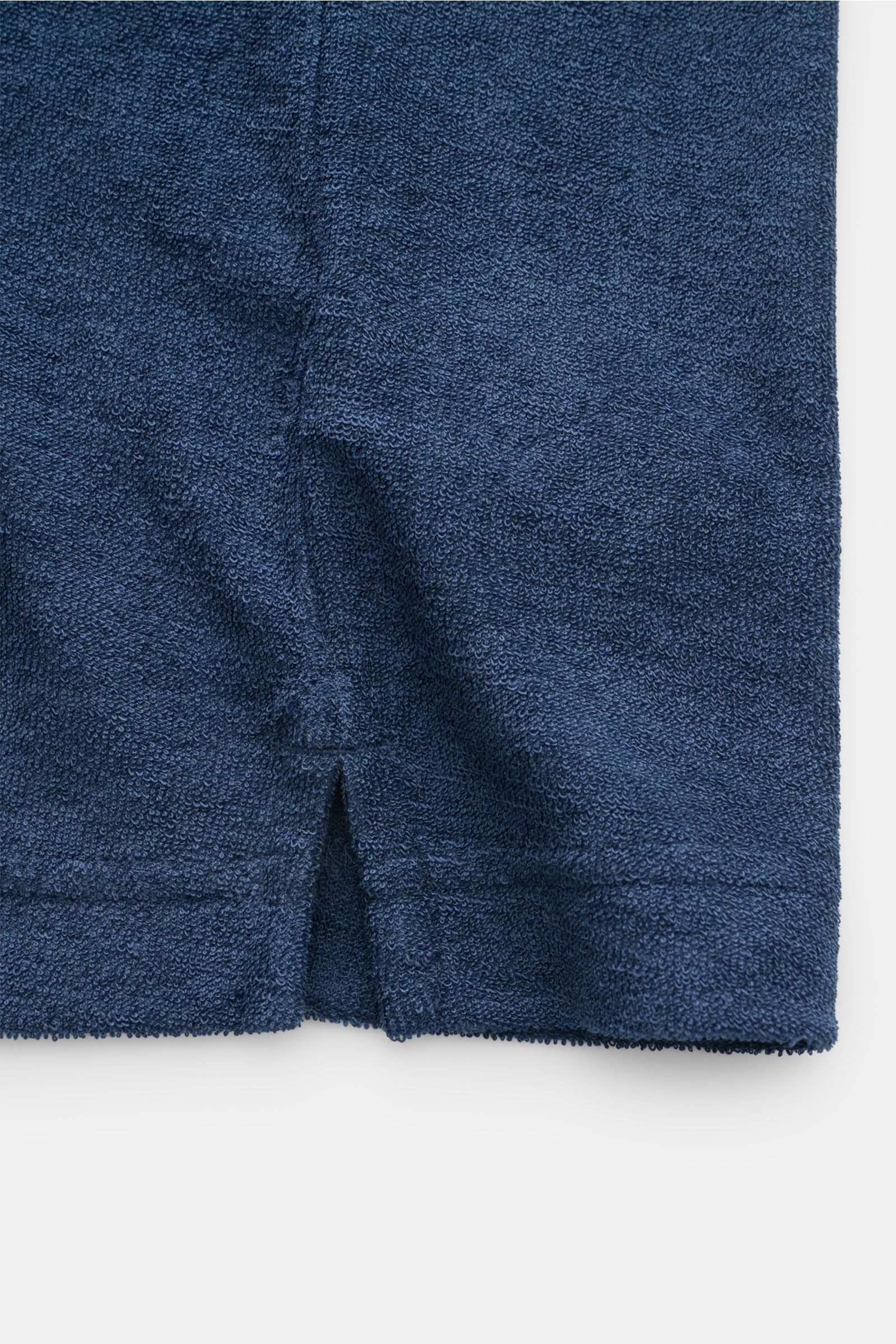 Nahaufnahme des unteren Saumbereichs mit kurzen Saumschlitzen des MC2 Saint Barth Frottee-Poloshirt 'Jeremy' navy aus weichem Lyocell-Baumwoll-Material.