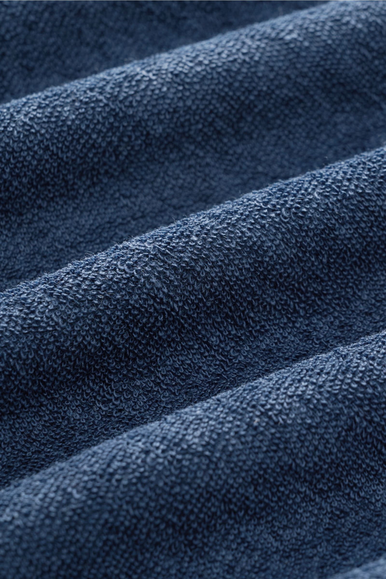 Nahaufnahme des weichen Frottee-Stoffs in Navy des MC2 Saint Barth Frottee-Poloshirts 'Jeremy', Detailaufnahme der Textur aus Lyocell und Baumwolle.