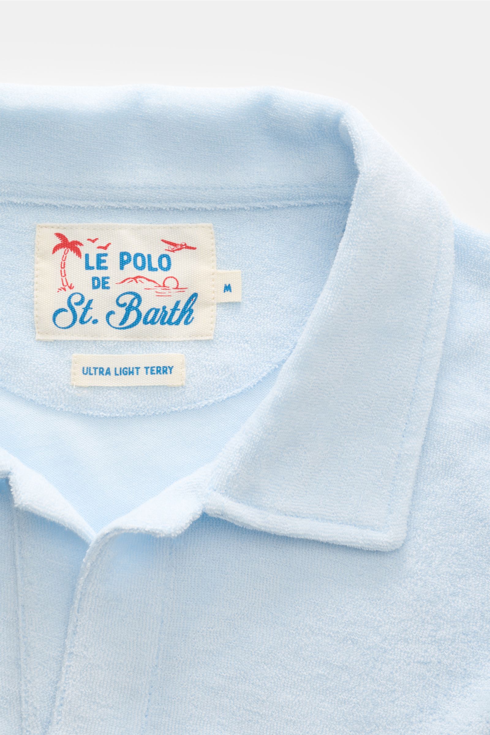 MC2 Saint Barth Frottee-Poloshirt 'Jeremy' pastellblau, Slim Fit, weicher Griff, Polo-Kragen, offene Leiste, Logo-Stitching, Saumschlitze, Nahaufnahme von oben