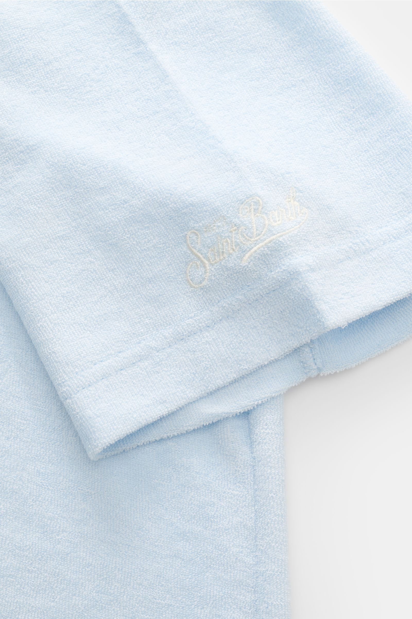MC2 Saint Barth Frottee-Poloshirt 'Jeremy' pastellblau, Detailansicht Ärmel mit Logo-Stitching, weicher Lyocell-Baumwollstoff, Slim Fit, Saumschlitze