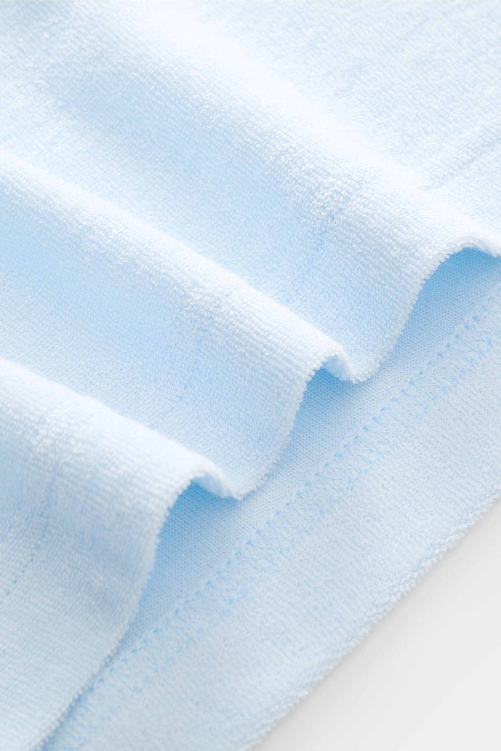 MC2 Saint Barth Frottee-Poloshirt 'Jeremy' pastellblau, weich, Slim Fit, offener Kragen, Logo-Stitching am Ärmel, Nahaufnahme Saumdetails.