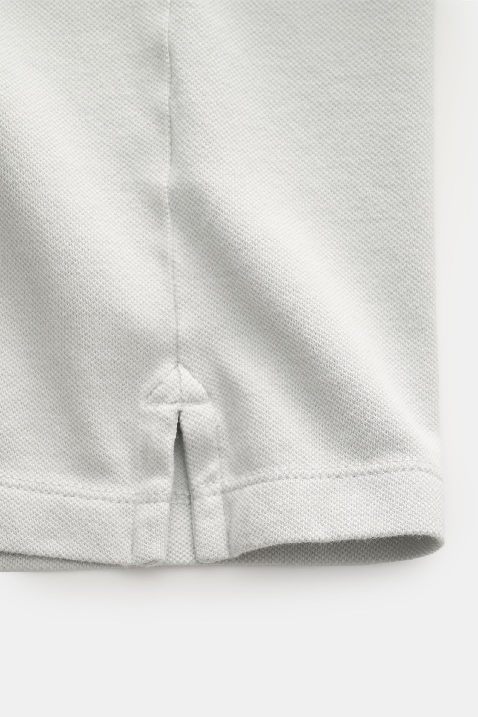 MC2 Saint Barth Poloshirt 'Charles' hellgrau, Detailaufnahme Saum mit kurzem Schlitz, elastisches Baumwoll-Piqué, weicher Griff, Slim Fit, Rippbündchen.