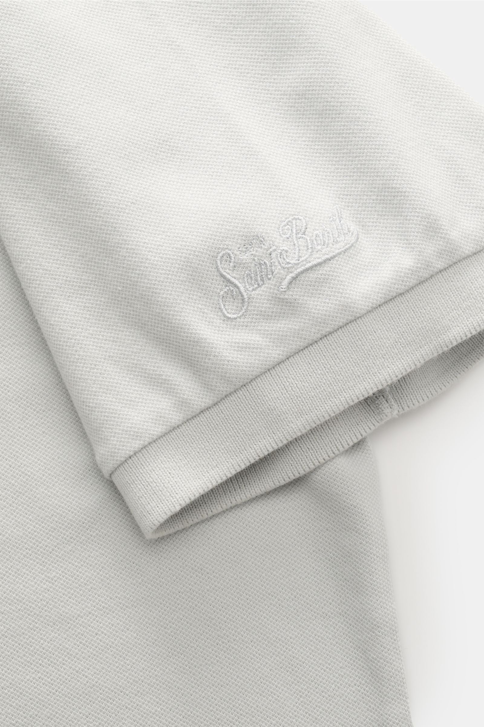 MC2 Saint Barth Poloshirt 'Charles' hellgrau, Nahaufnahme von Ärmel und Saum mit Logo-Stitching, weiches elastisches Baumwoll-Piqué