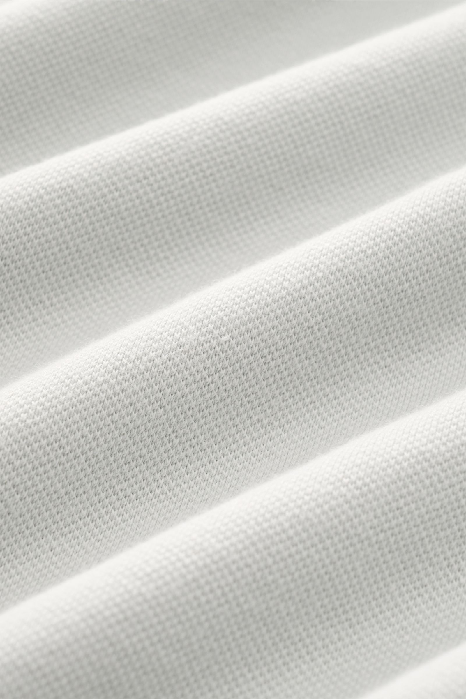 MC2 Saint Barth Poloshirt 'Charles' hellgrau im Slim Fit, elastisches Baumwoll-Piqué, halbseitige Nahaufnahme von oben, mit Polokragen und Logo-Stitching am Ärmel.