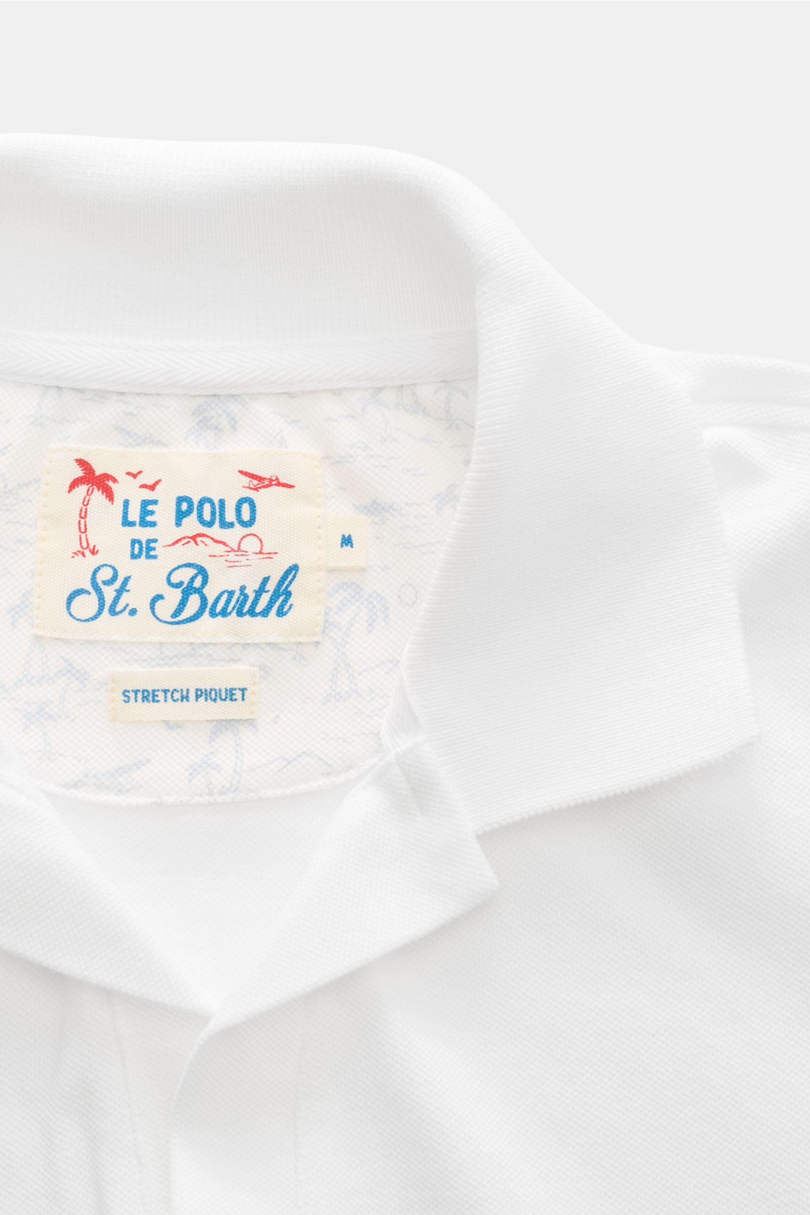 Nahaufnahme des weißen MC2 Saint Barth Poloshirts 'Charles' aus elastischem Baumwoll-Piqué, Fokus auf Polokragen und Label innen.