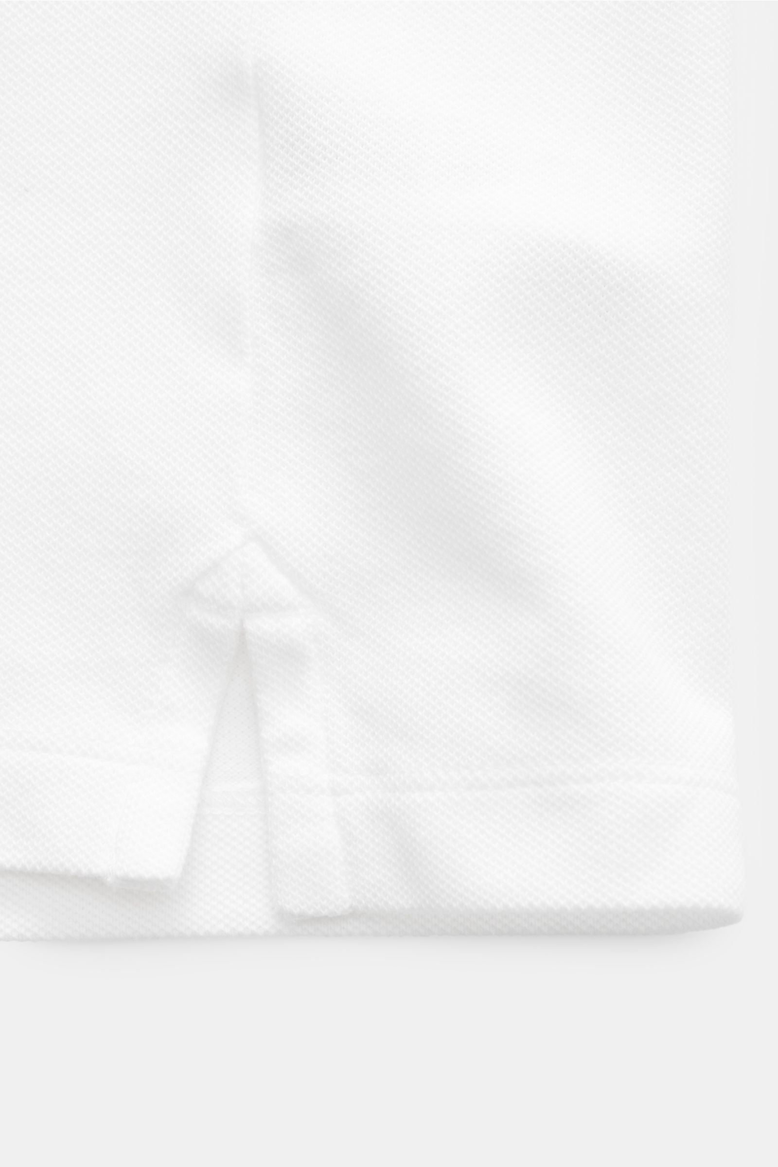 MC2 Saint Barth Poloshirt 'Charles' weiß, elastisches Baumwoll-Piqué, Slim Fit, Polokragen, Rippbündchen, Saumschlitze, Detailaufnahme Saum von vorne.