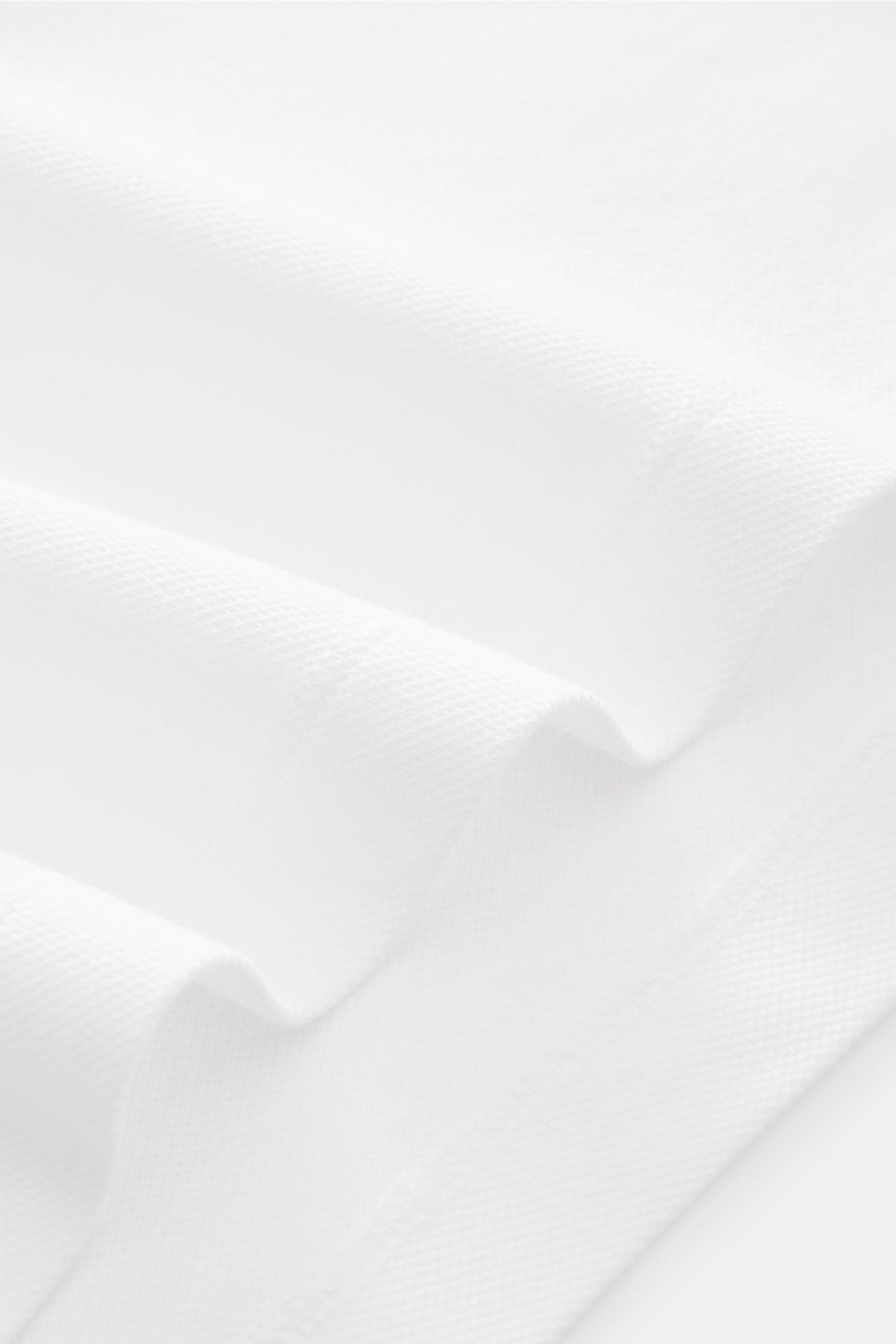 Weißes MC2 Saint Barth Poloshirt 'Charles' aus elastischem Baumwoll-Piqué, Slim Fit, Polokragen, frontale Nahaufnahme leicht seitlich.
