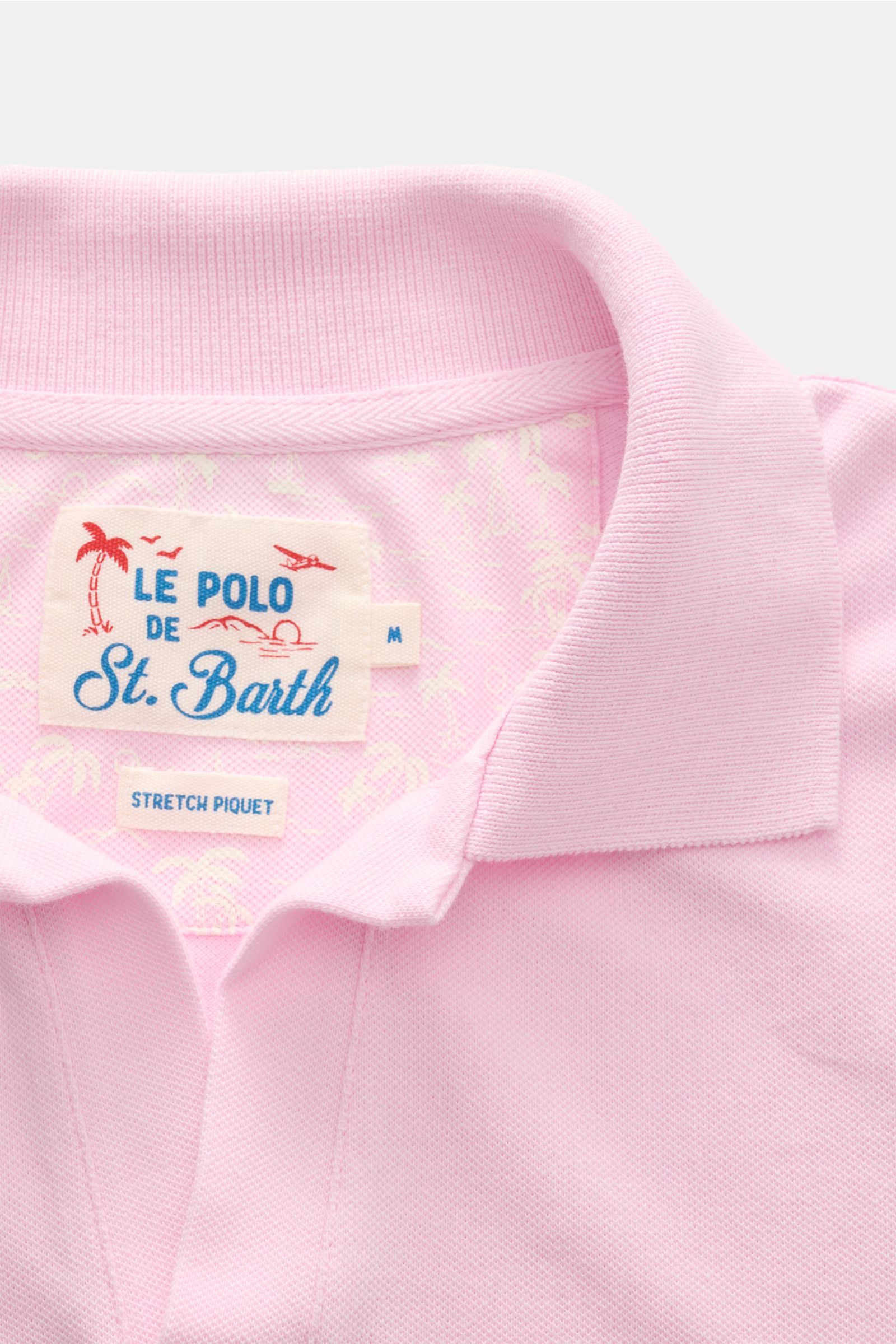 Nahaufnahme des MC2 Saint Barth Poloshirts 'Charles' rosé, von oben fotografiert, mit offenem Polokragen, elastischem Baumwoll-Piqué und sichtbarem Label.