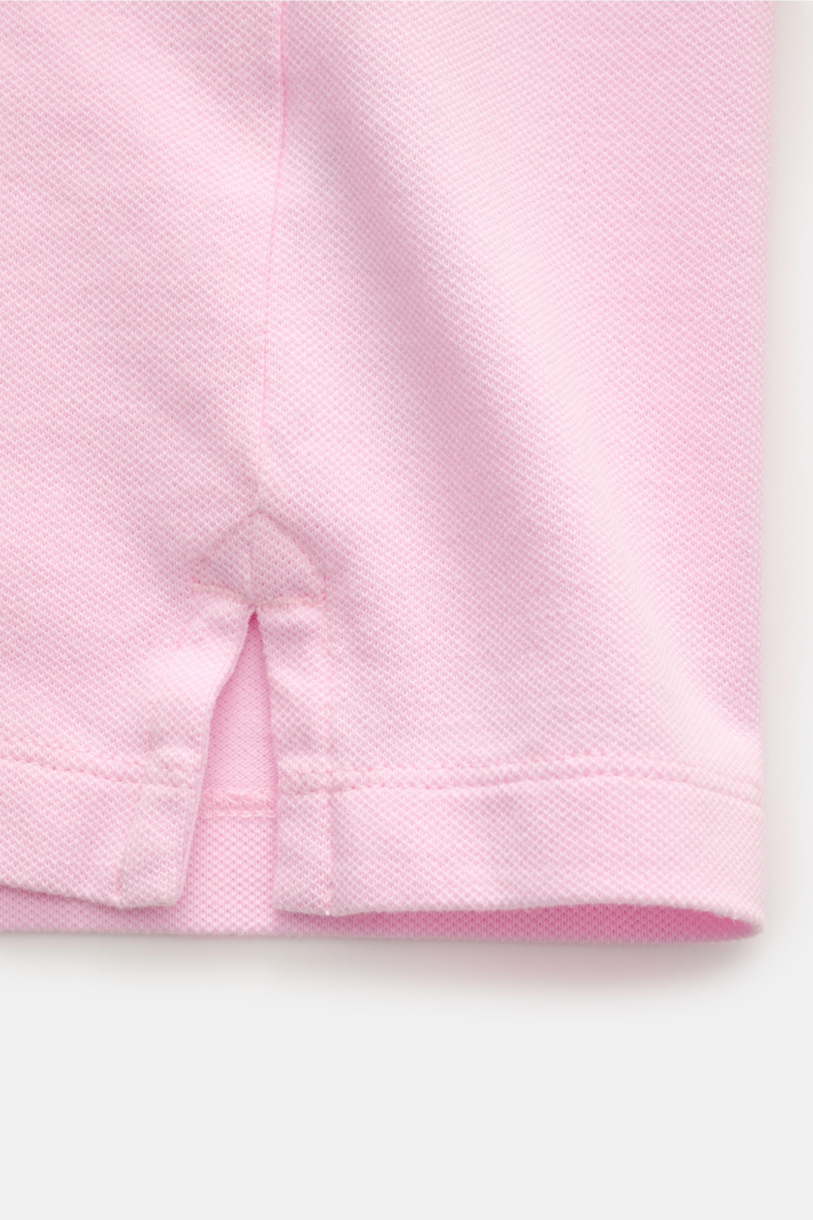 Detailaufnahme des unteren Saumbereichs vom MC2 Saint Barth Poloshirt 'Charles' rosé, zeigt kurze Saumschlitze und elastisches Baumwoll-Piqué.