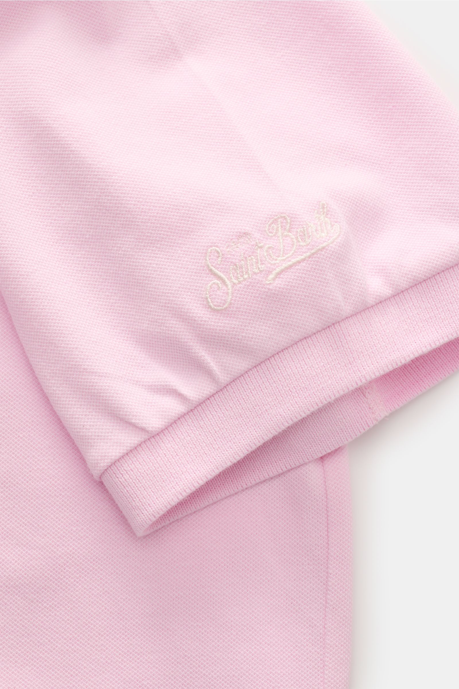 Nahaufnahme des Ärmels vom MC2 Saint Barth Poloshirt 'Charles' rosé, Piqué-Baumwolle, elastisch, weicher Griff, mit Logo-Stitching und Rippbündchen.