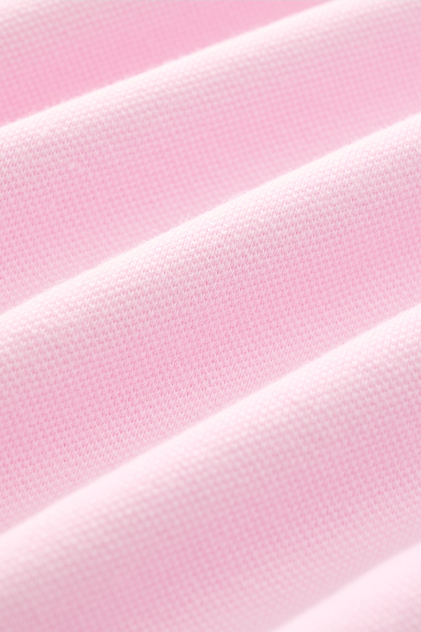 Nahaufnahme der Stoffstruktur des MC2 Saint Barth Poloshirts 'Charles' rosé aus elastischem Baumwoll-Piqué, weicher Griff.